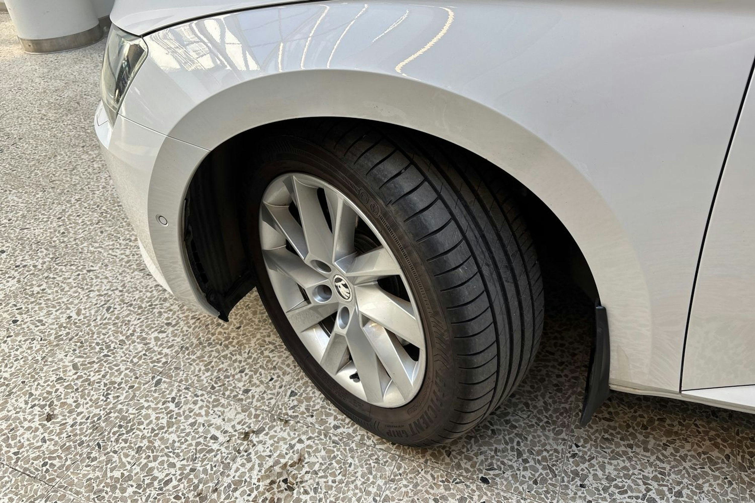 valkoinen Skoda Superb 2016 kuva 13.