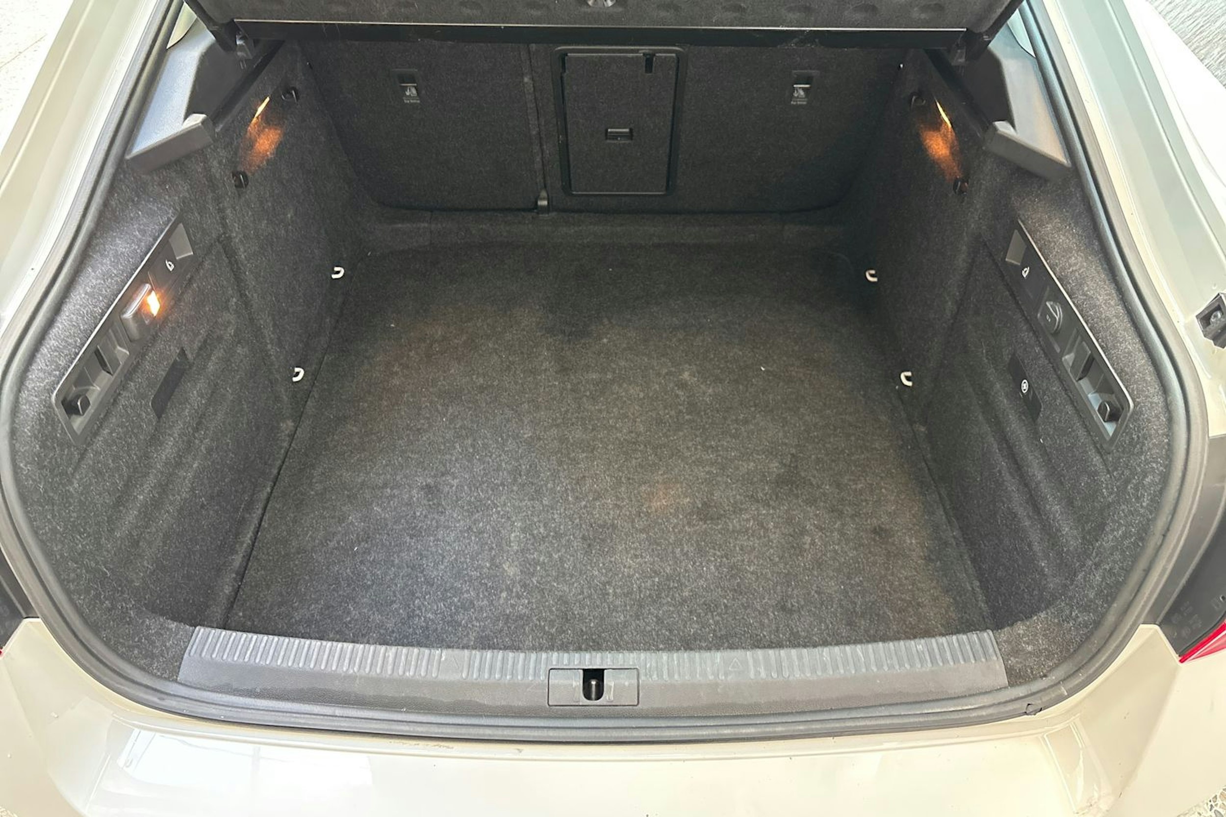valkoinen Skoda Superb 2016 kuva 14.