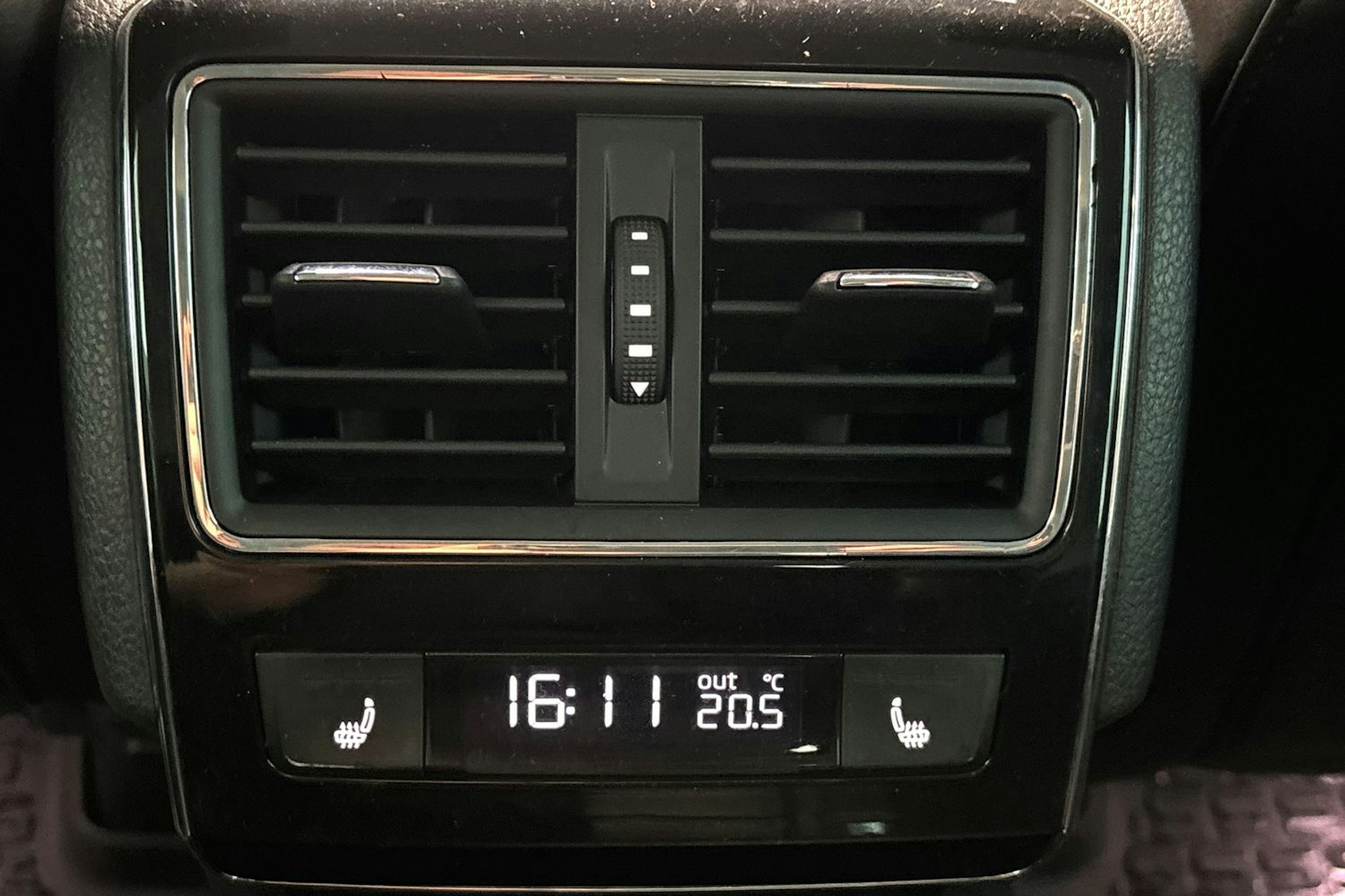 valkoinen Skoda Superb 2016 kuva 17.