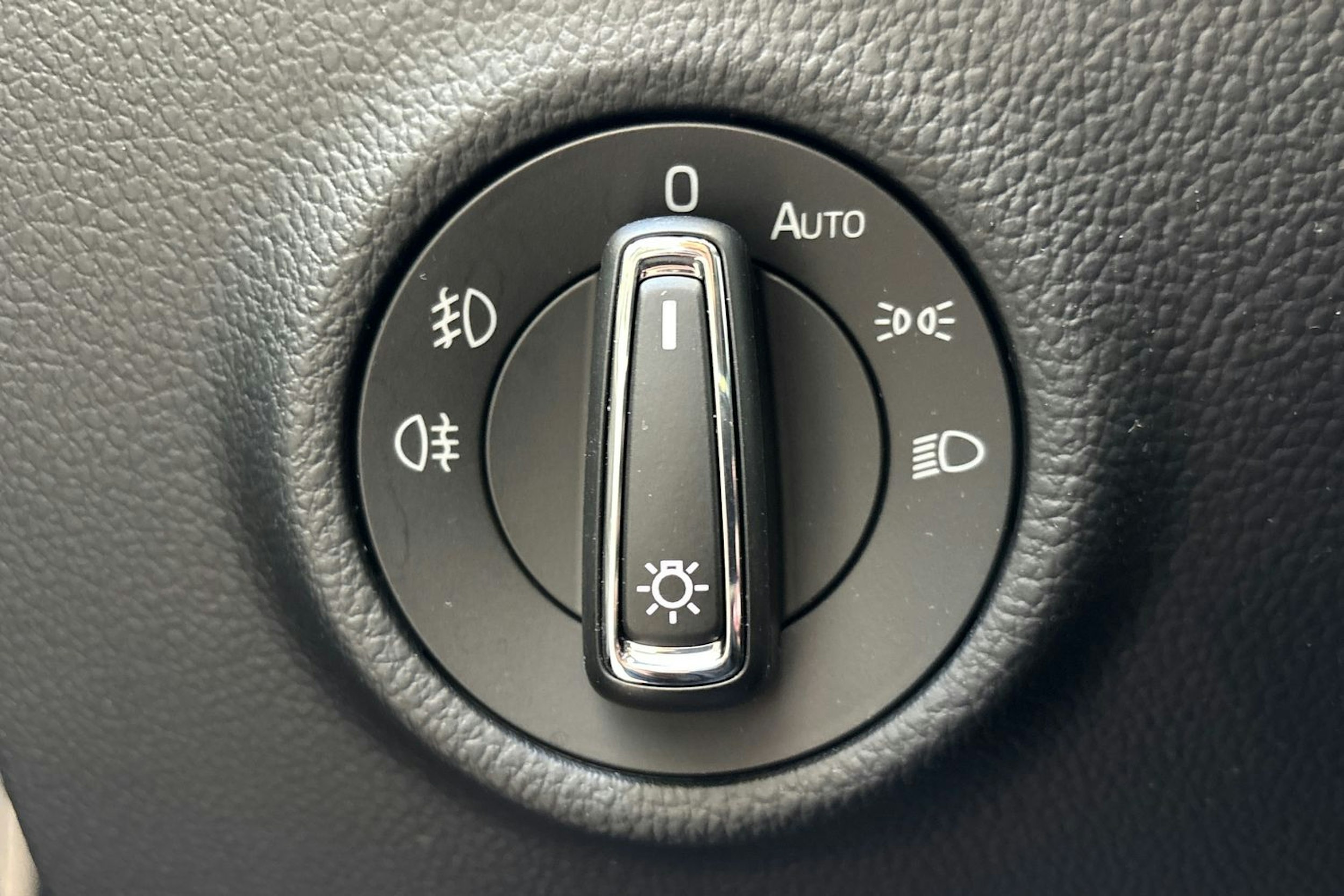 valkoinen Skoda Superb 2016 kuva 18.