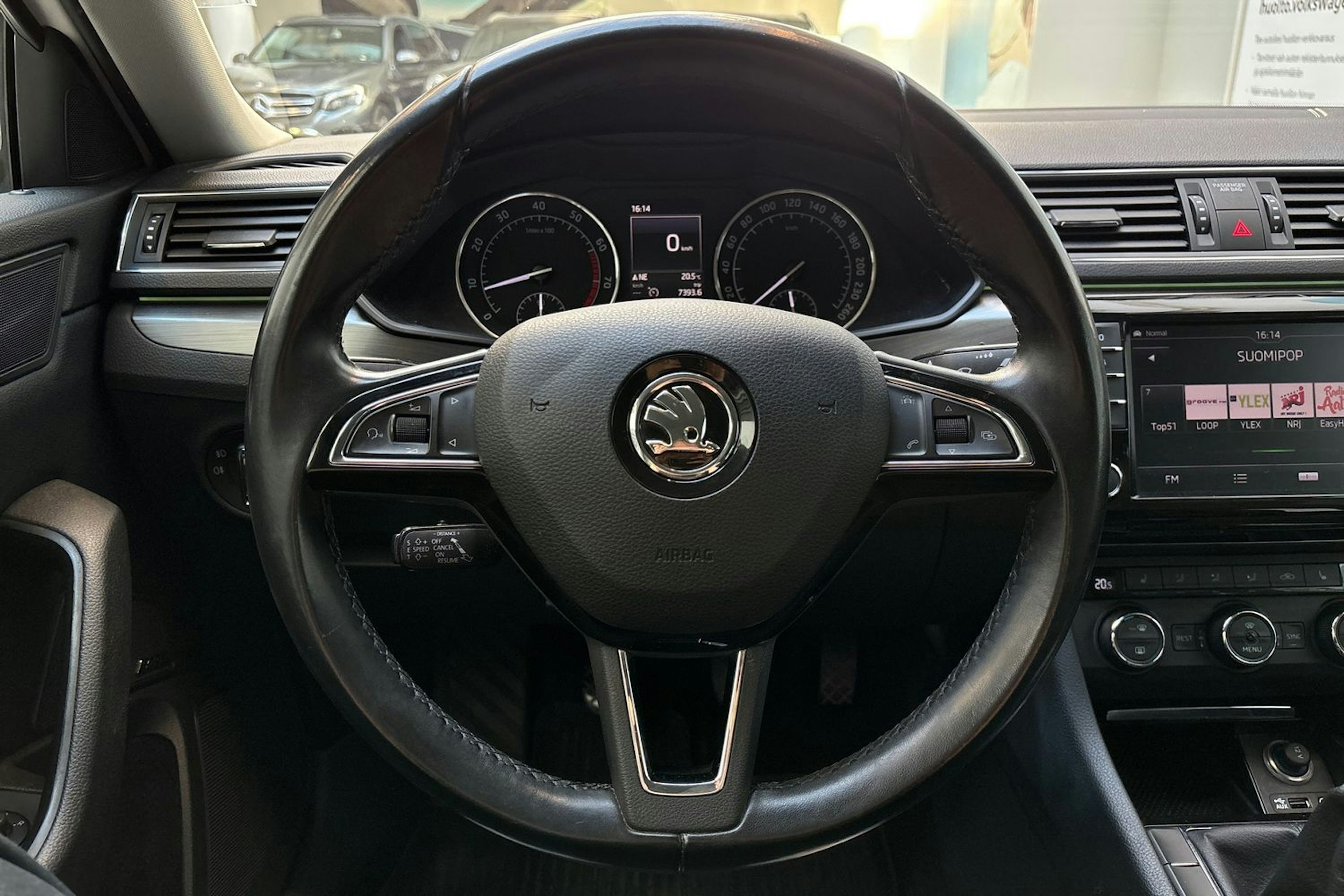 valkoinen Skoda Superb 2016 kuva 19.