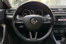 valkoinen Skoda Superb 2016 kuva 19.