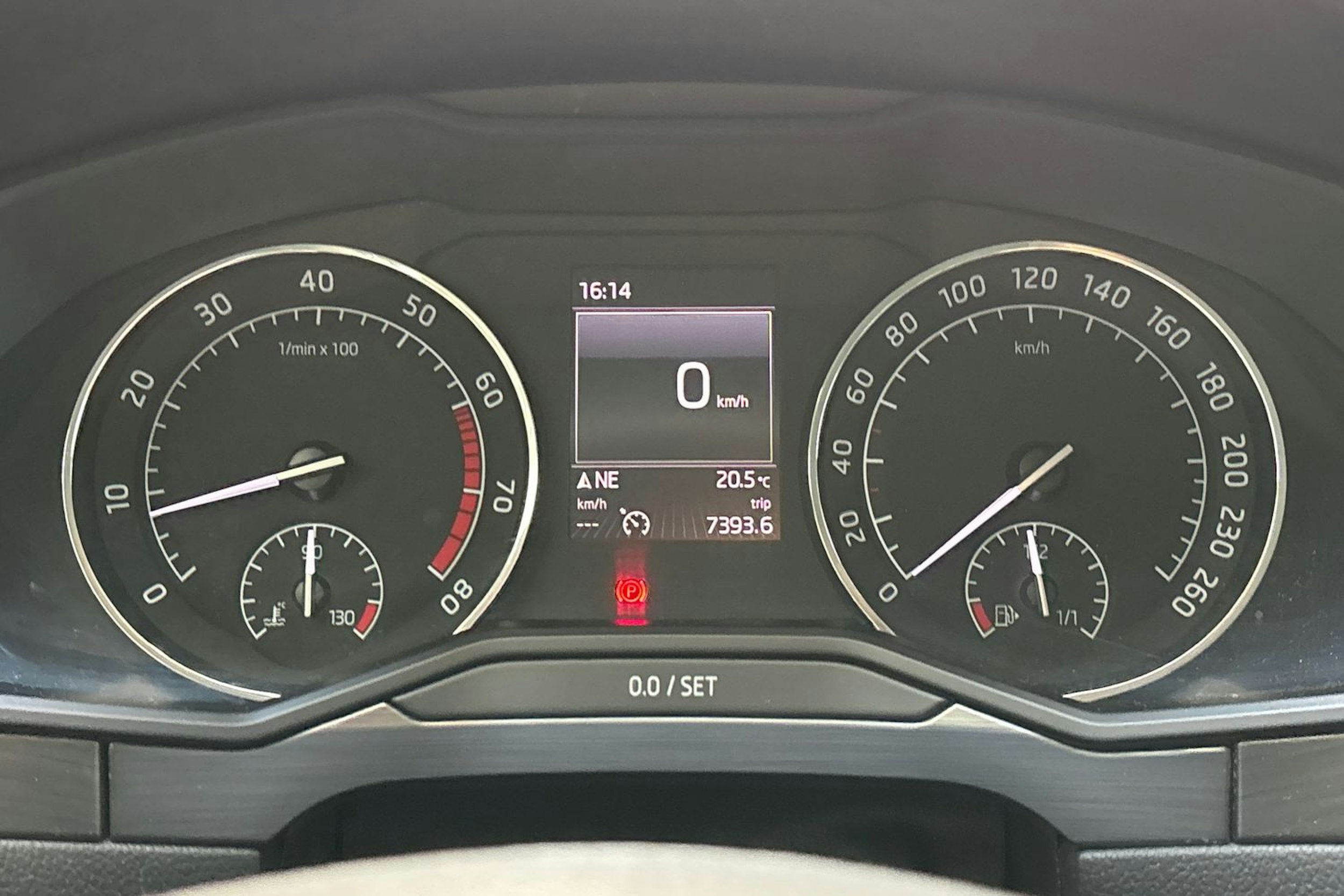 valkoinen Skoda Superb 2016 kuva 20.
