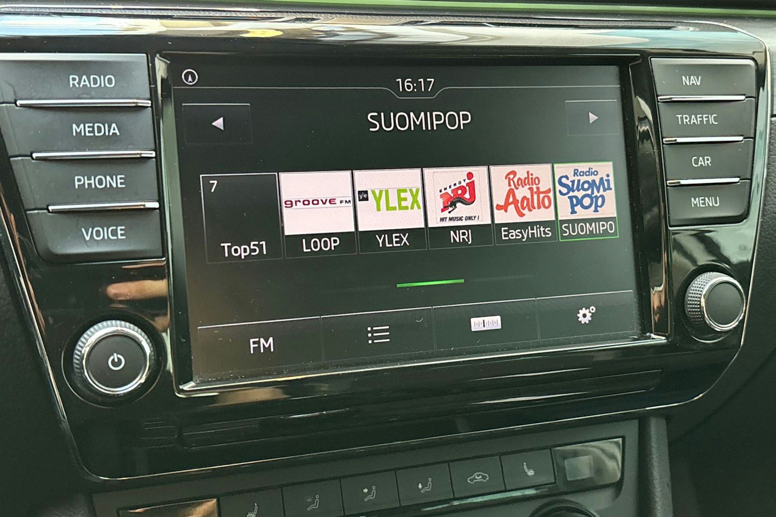 valkoinen Skoda Superb 2016 kuva 21.