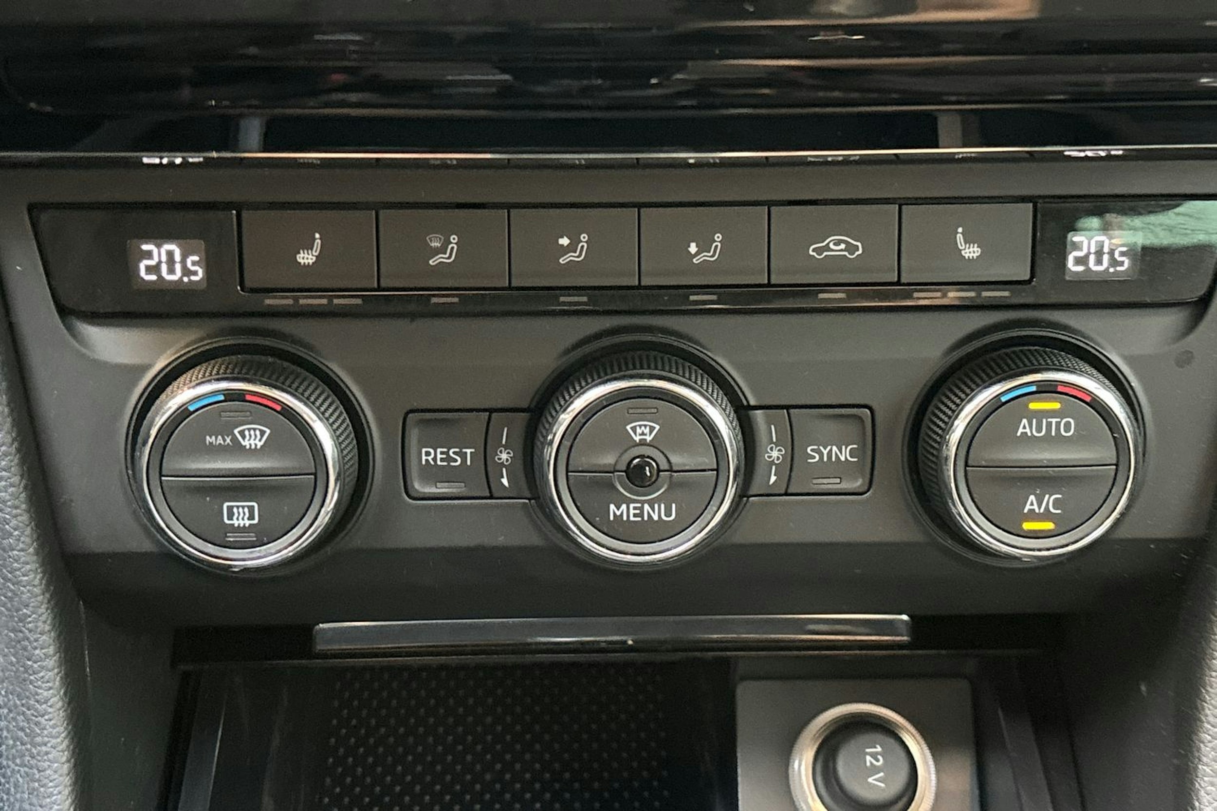 valkoinen Skoda Superb 2016 kuva 25.