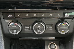 valkoinen Skoda Superb 2016 kuva 25.
