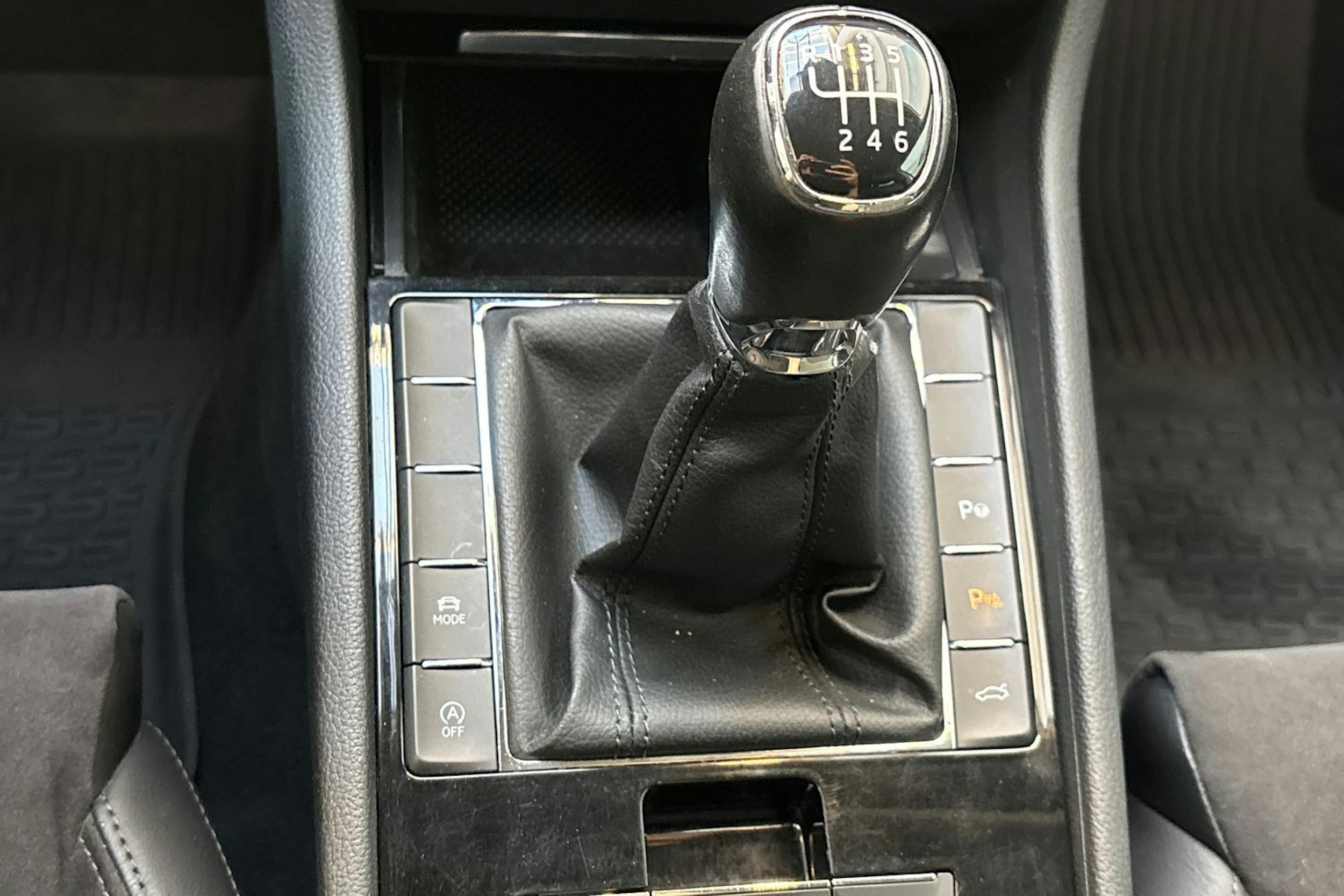 valkoinen Skoda Superb 2016 kuva 27.