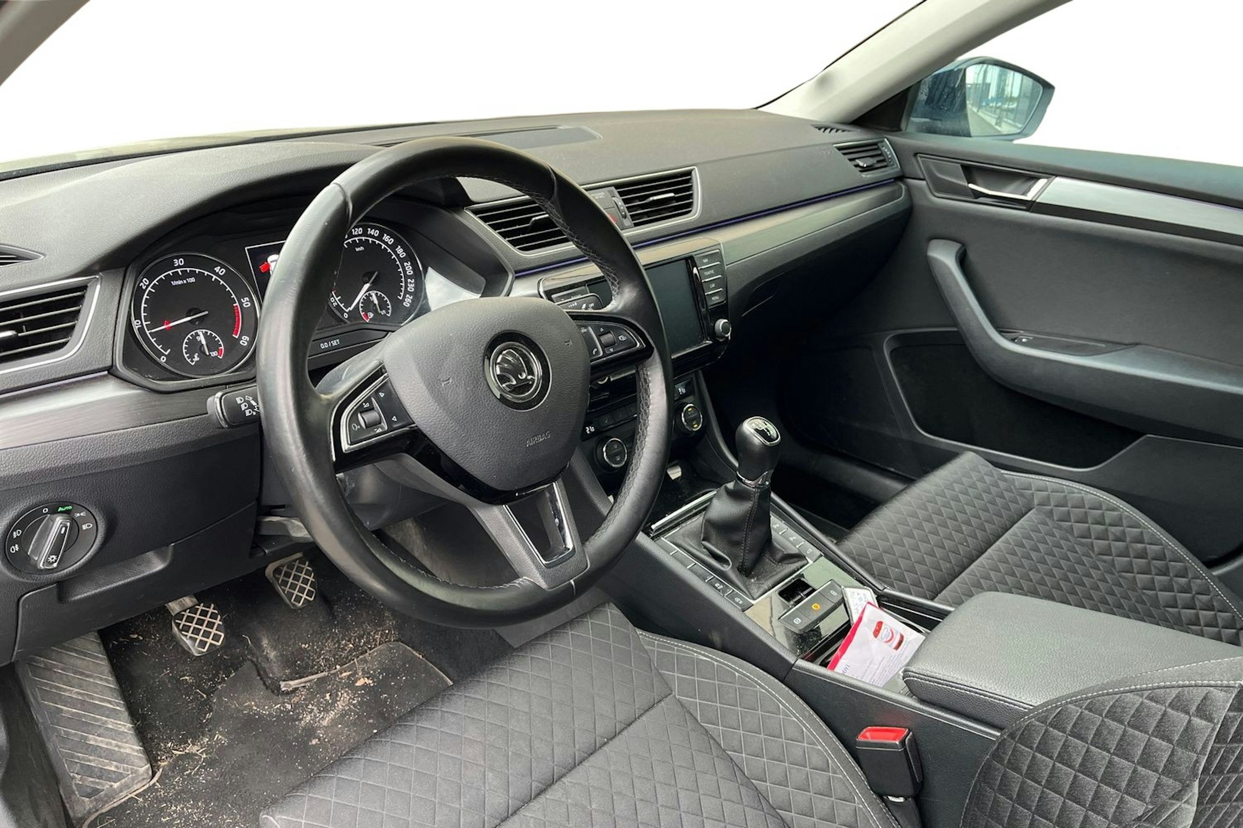 sininen Skoda Superb 2016 kuva 3.