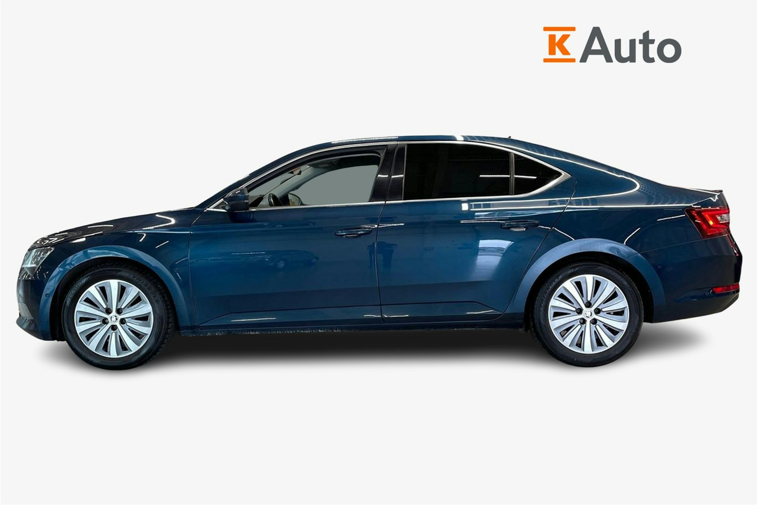 sininen Skoda Superb 2017 kuva 6.