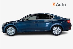 sininen Skoda Superb 2017 kuva 6.