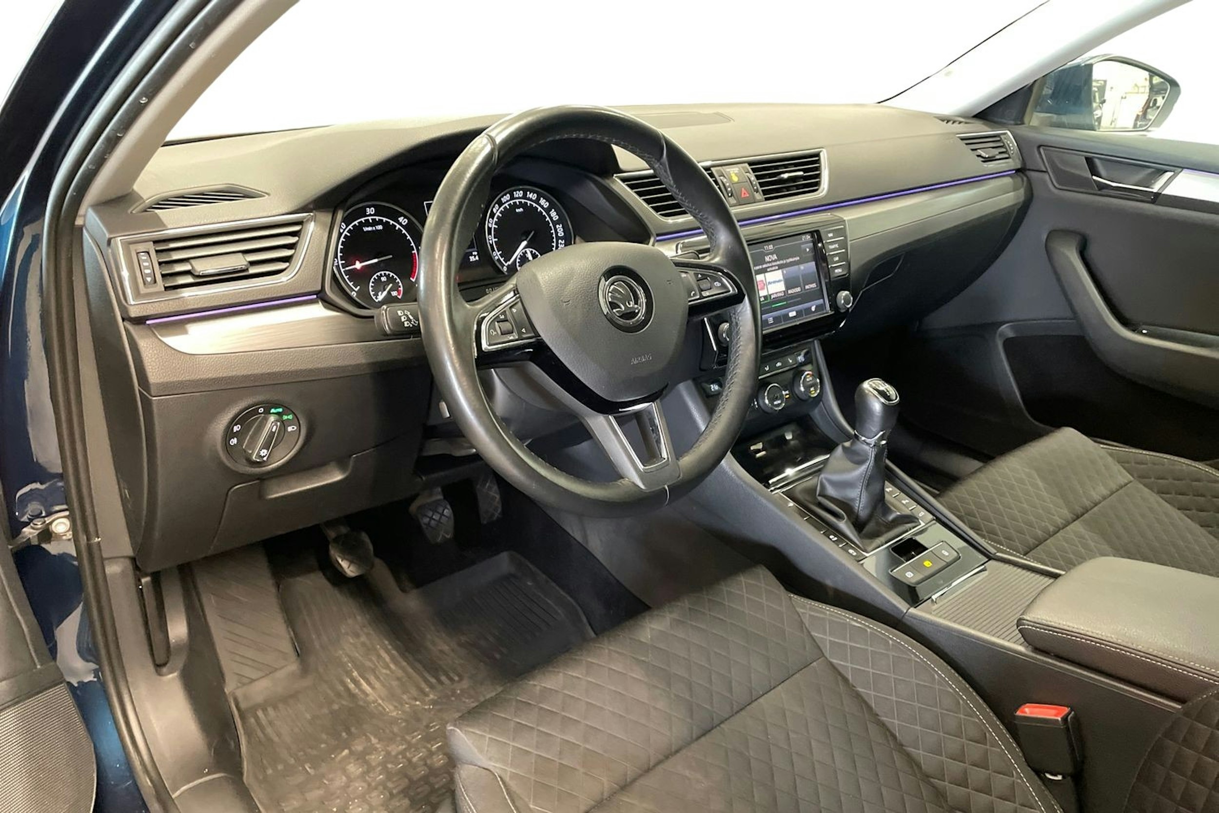 sininen Skoda Superb 2017 kuva 7.