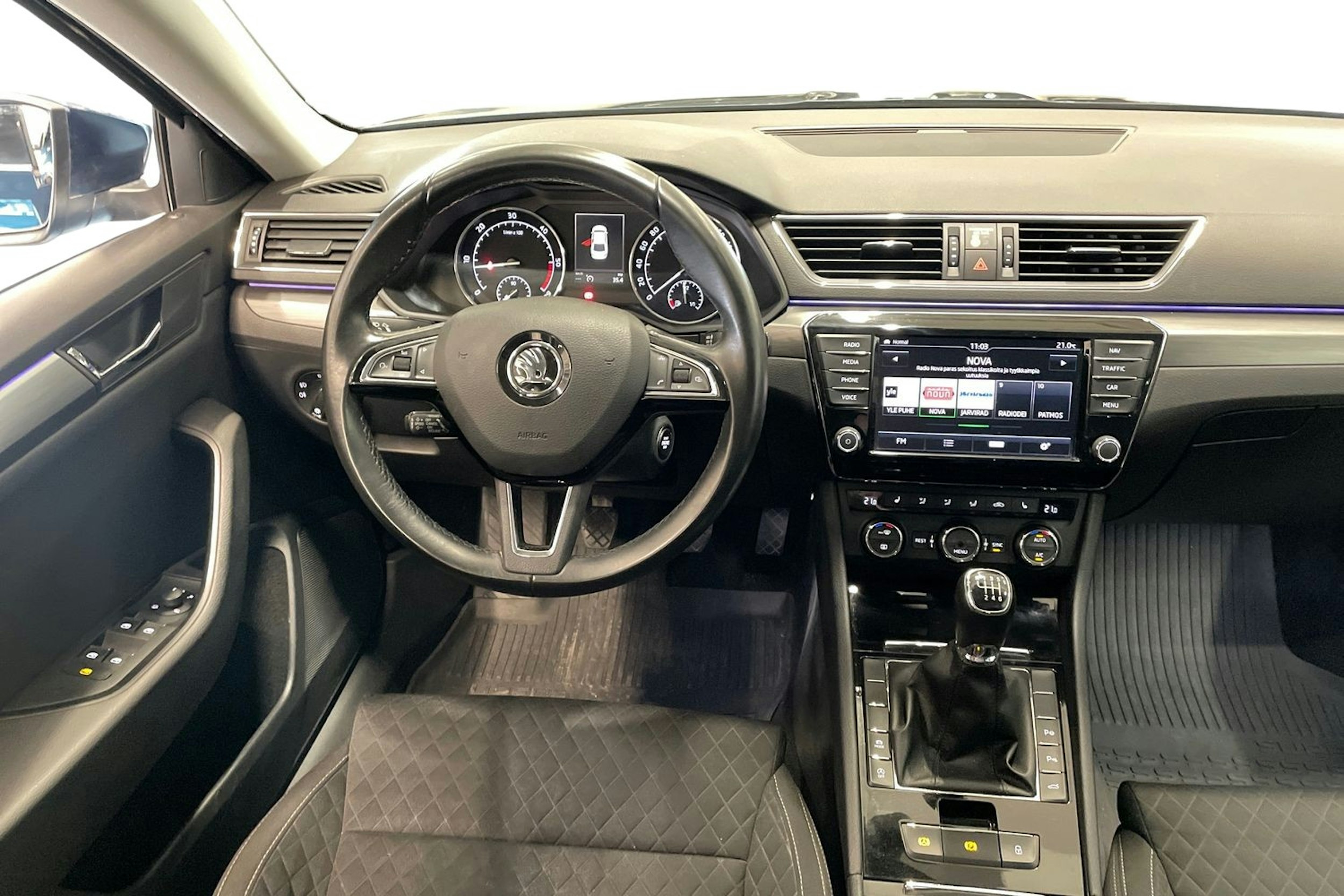 sininen Skoda Superb 2017 kuva 9.