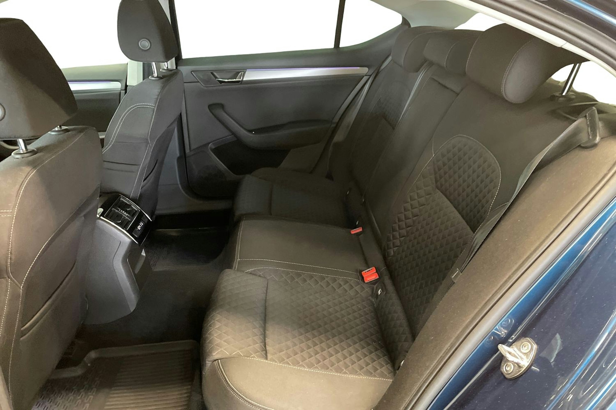sininen Skoda Superb 2017 kuva 10.