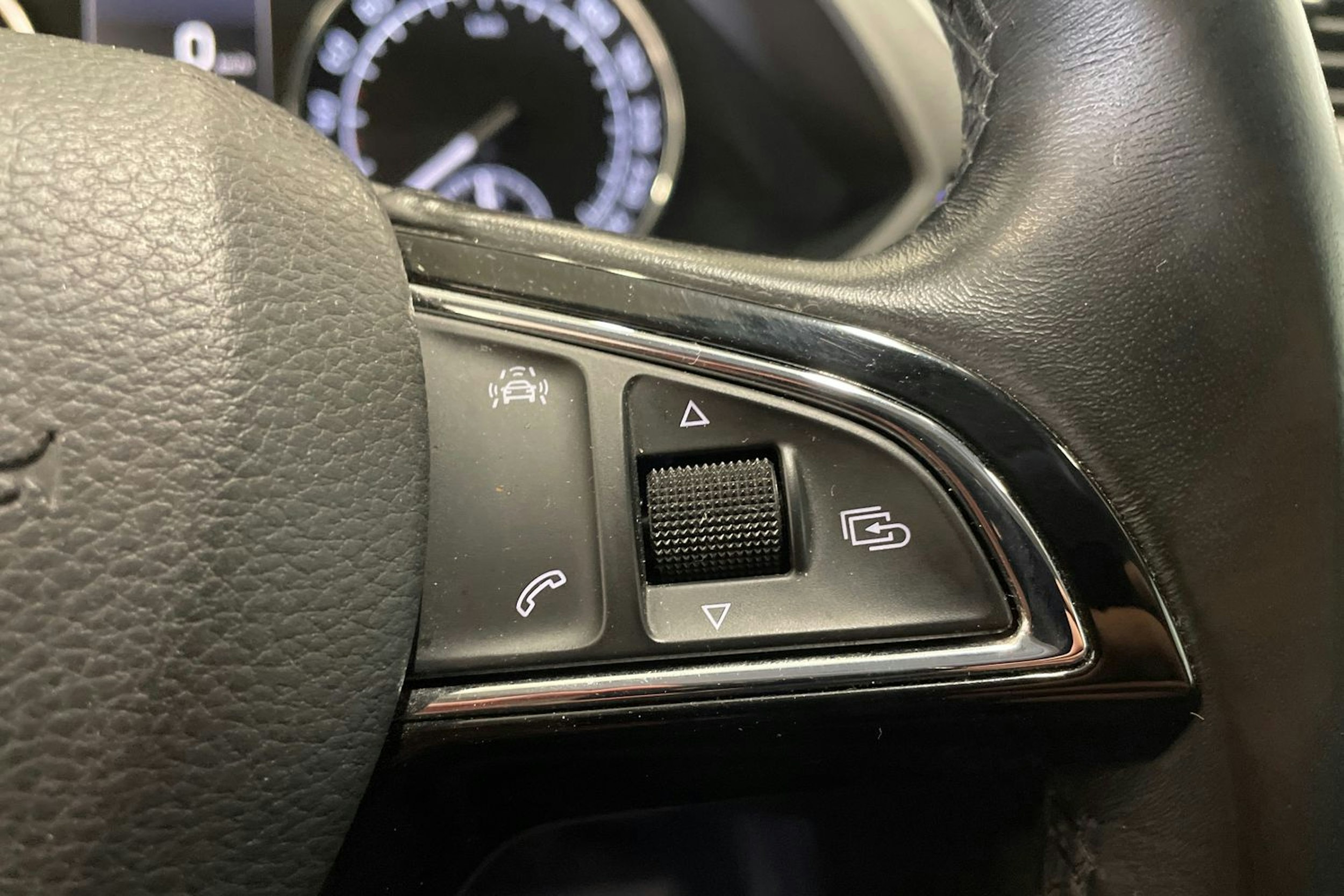 sininen Skoda Superb 2017 kuva 16.