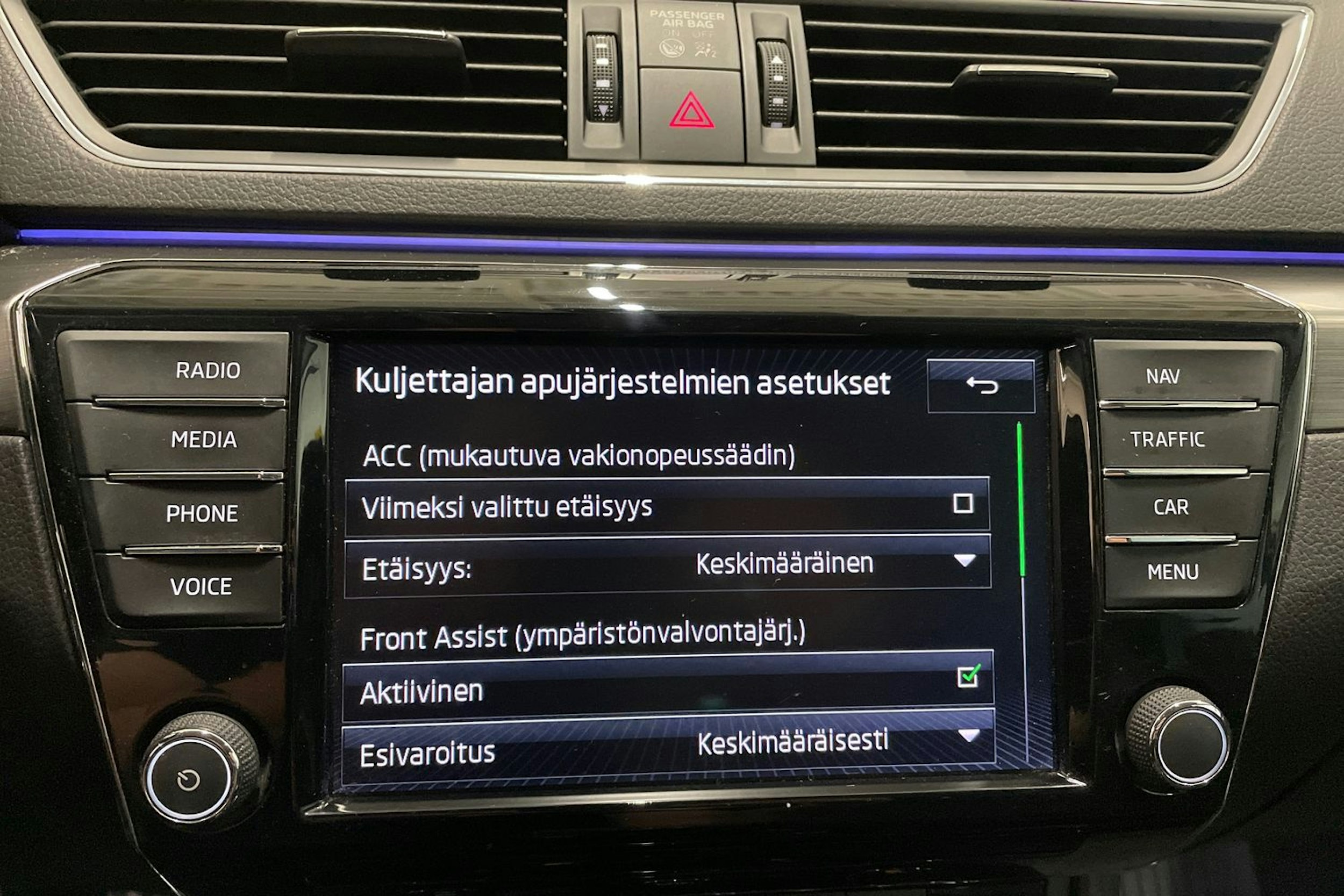 sininen Skoda Superb 2017 kuva 25.