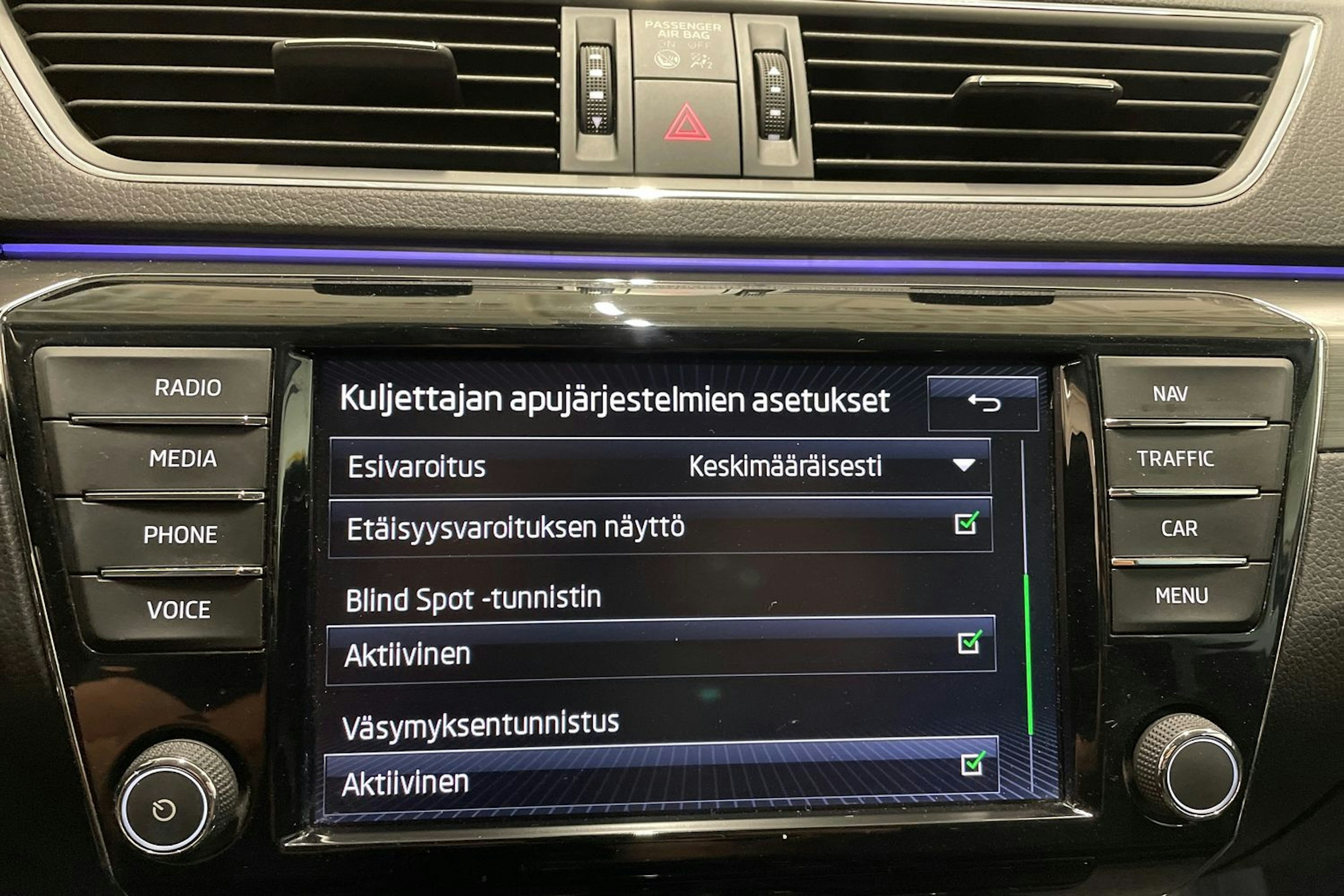 sininen Skoda Superb 2017 kuva 26.