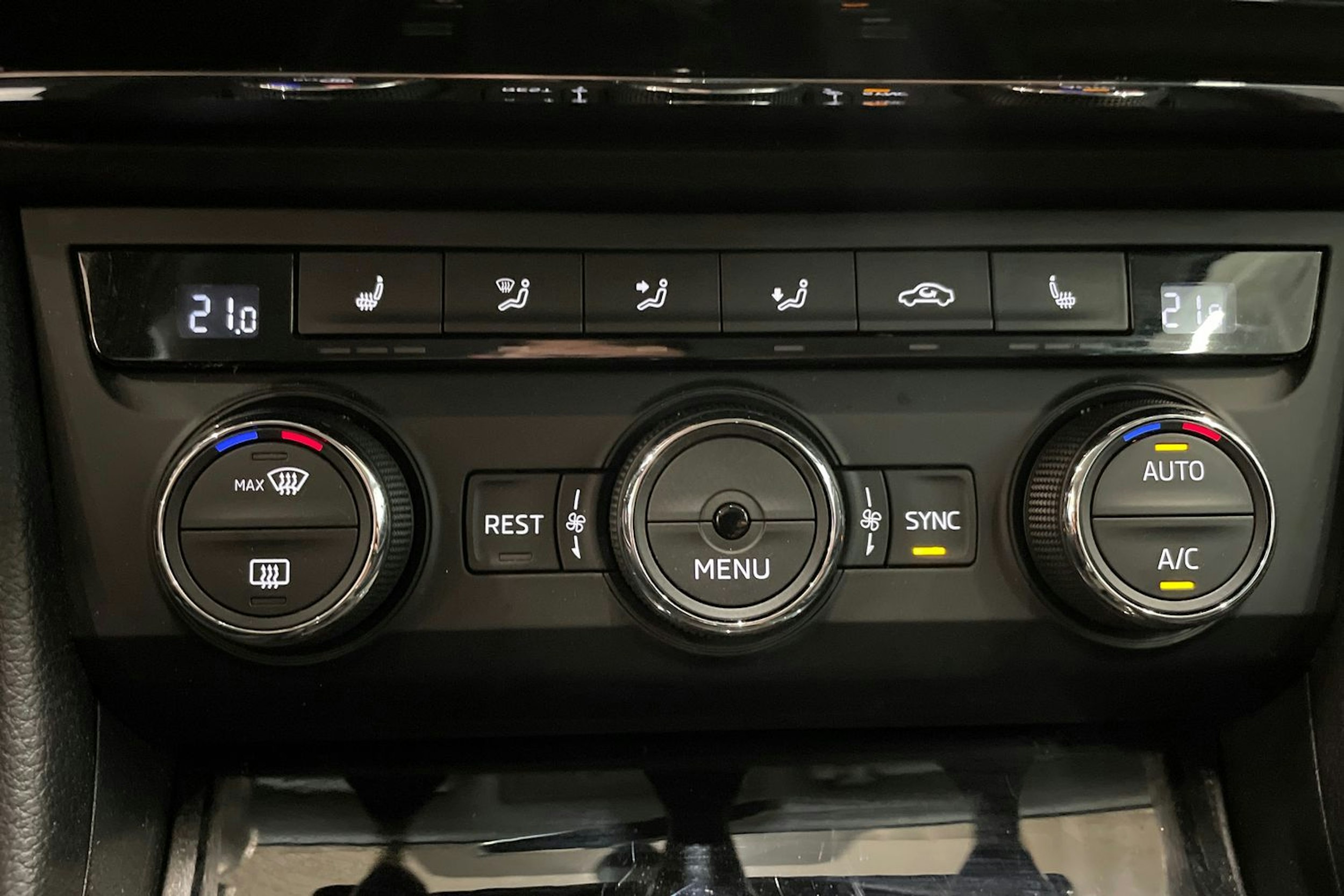 sininen Skoda Superb 2017 kuva 29.