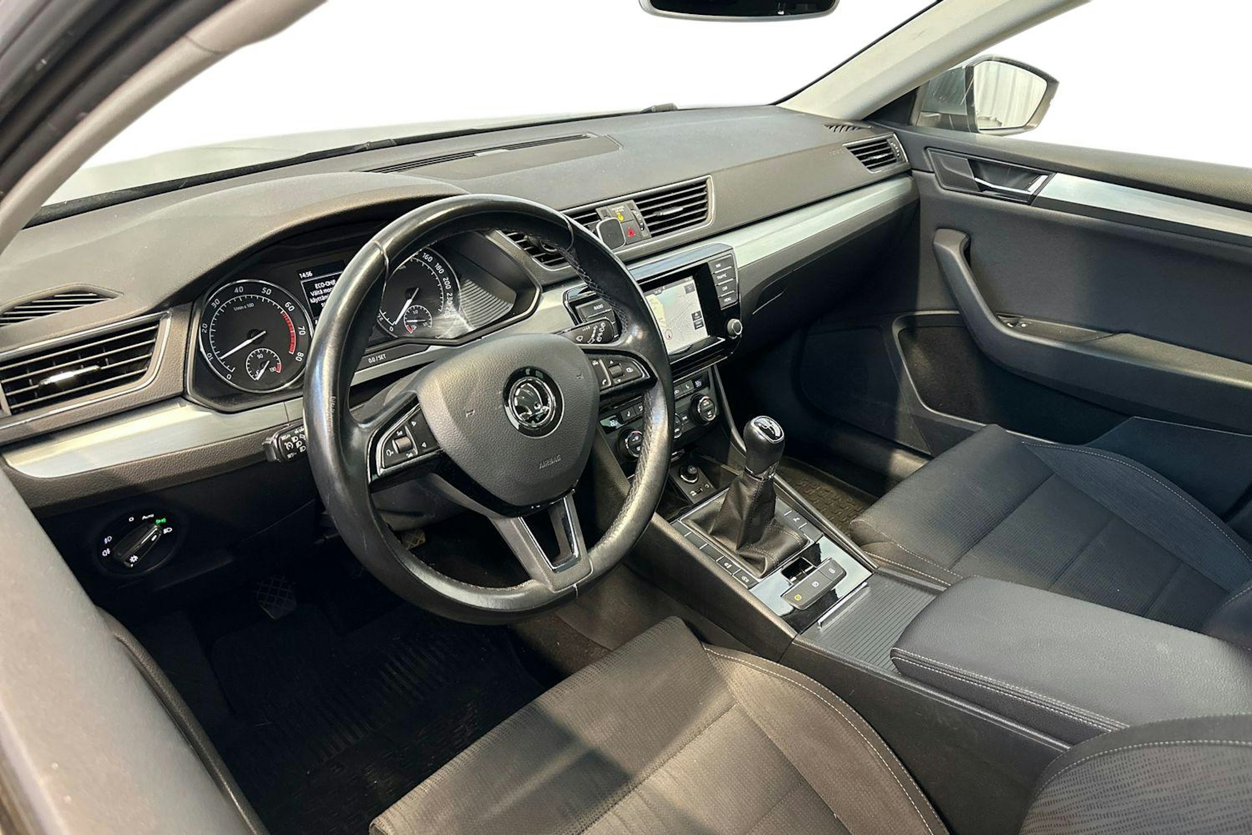 harmaa Skoda Superb 2016 kuva 3.