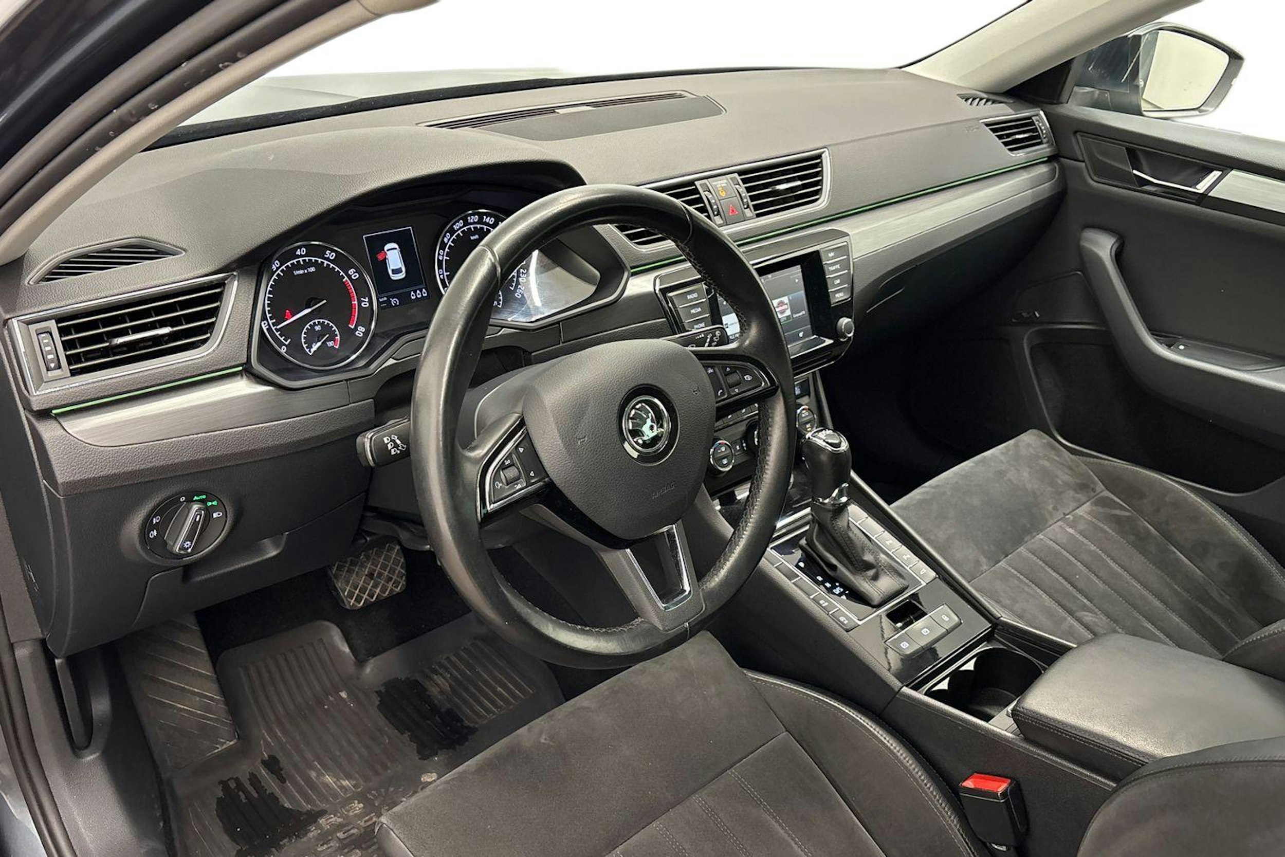 harmaa Skoda Superb 2016 kuva 10.