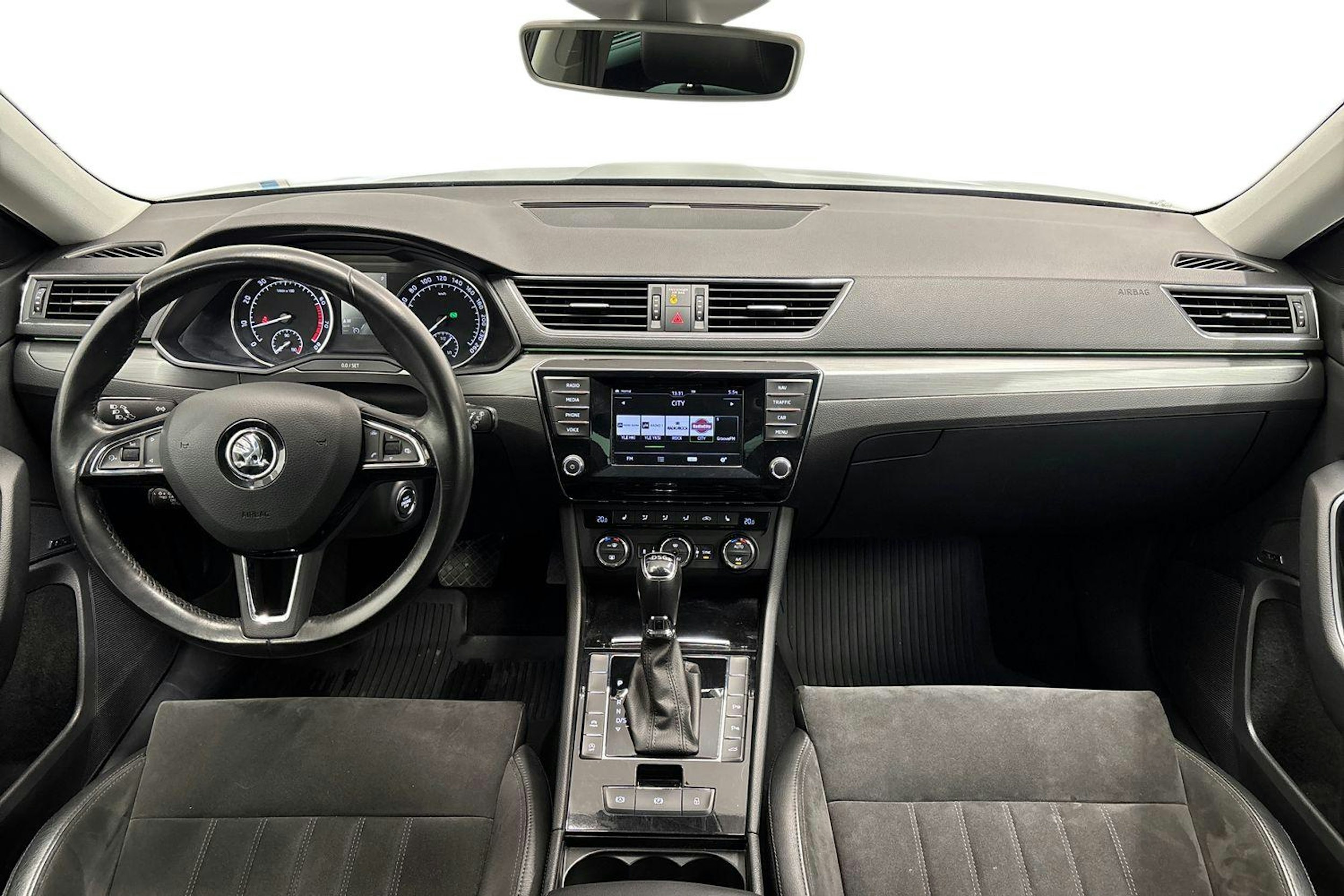 harmaa Skoda Superb 2016 kuva 12.