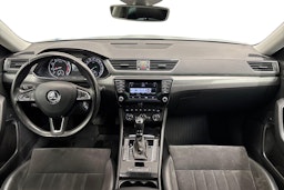 harmaa Skoda Superb 2016 kuva 12.