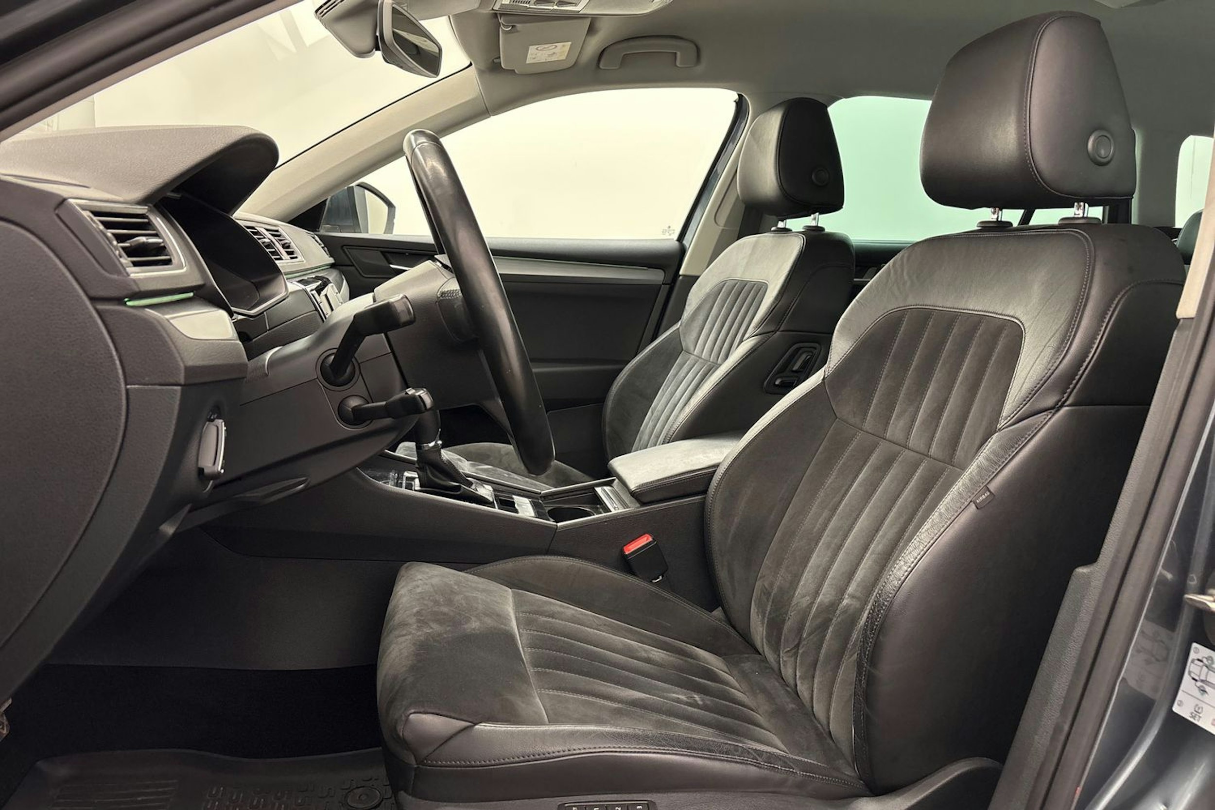 harmaa Skoda Superb 2016 kuva 17.