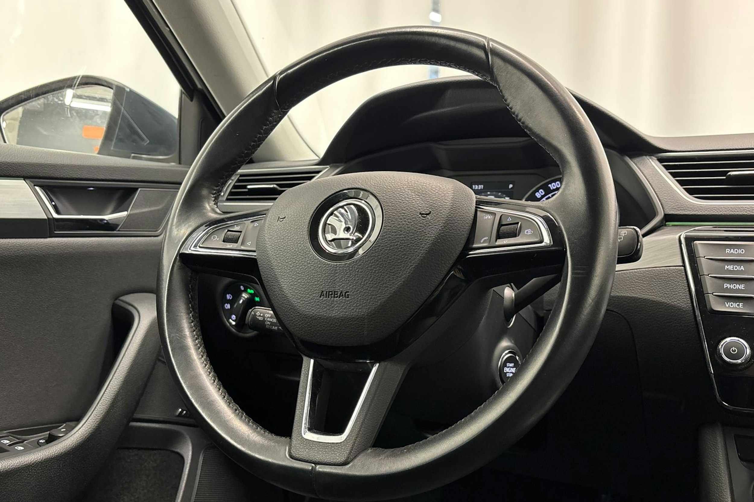 harmaa Skoda Superb 2016 kuva 20.