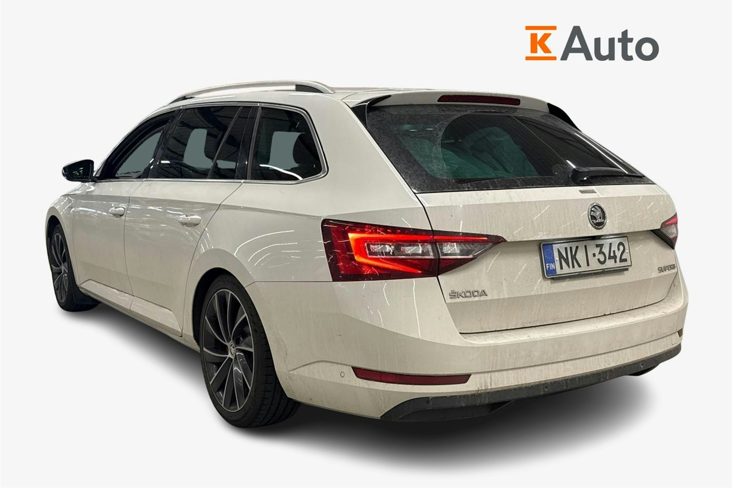 valkoinen Skoda Superb 2016 kuva 2.