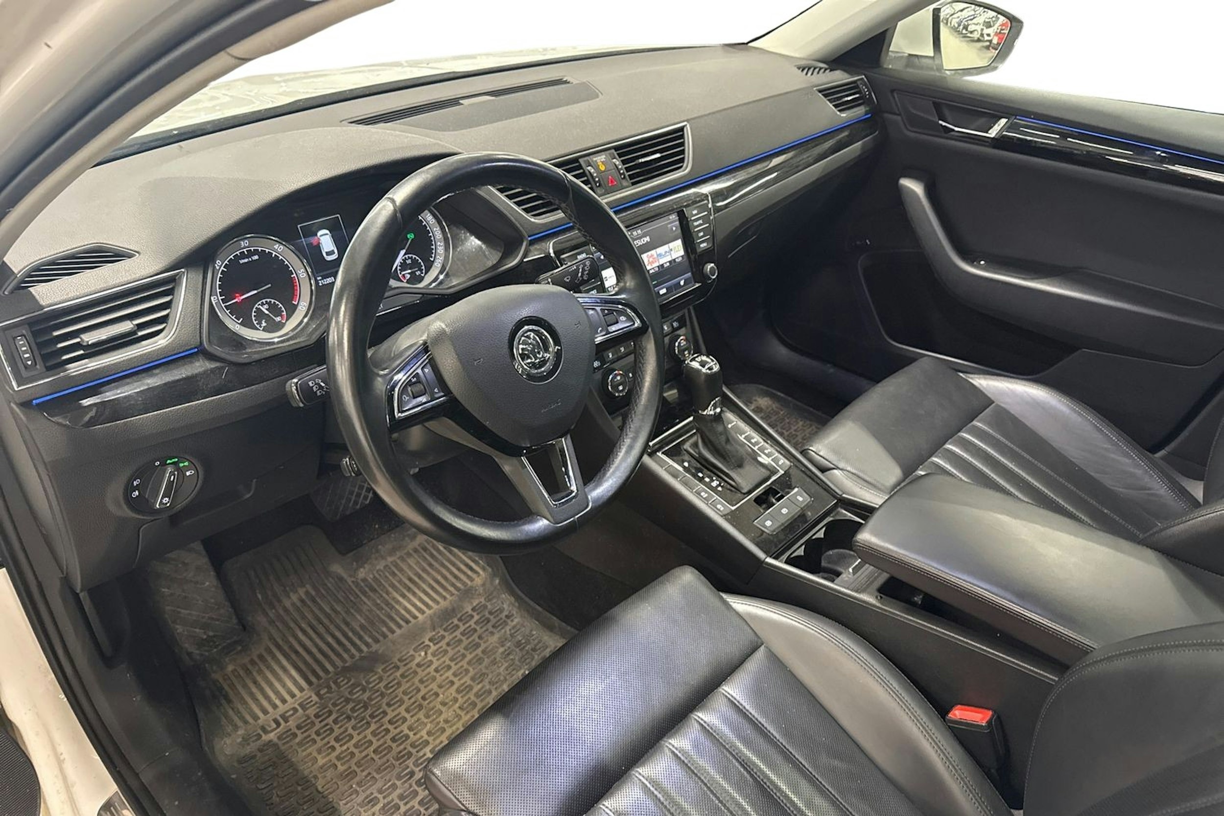 valkoinen Skoda Superb 2016 kuva 3.