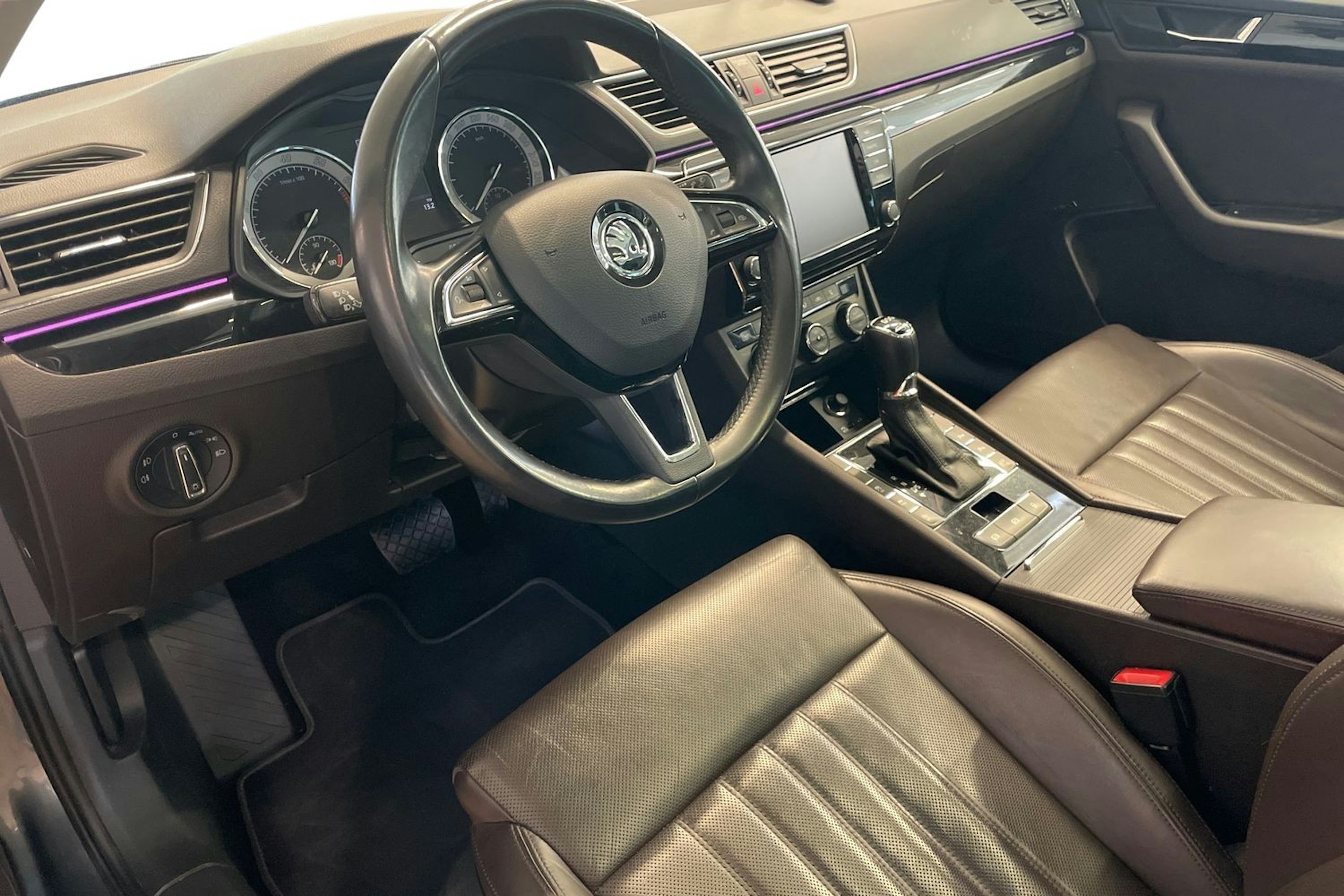harmaa Skoda Superb 2016 kuva 7.