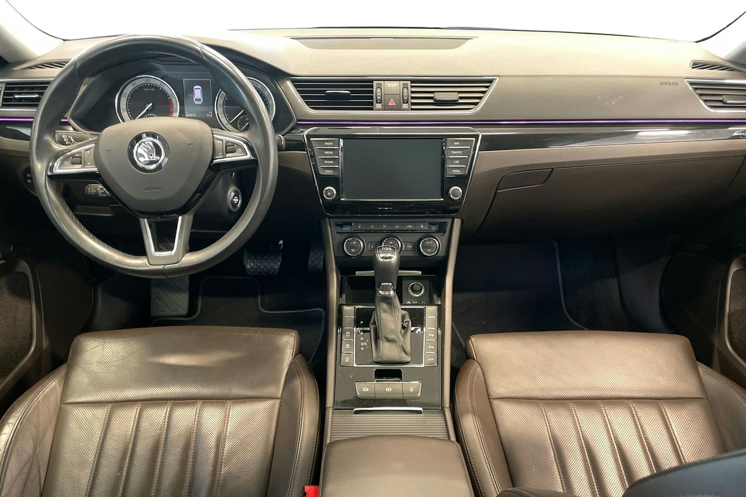 harmaa Skoda Superb 2016 kuva 9.
