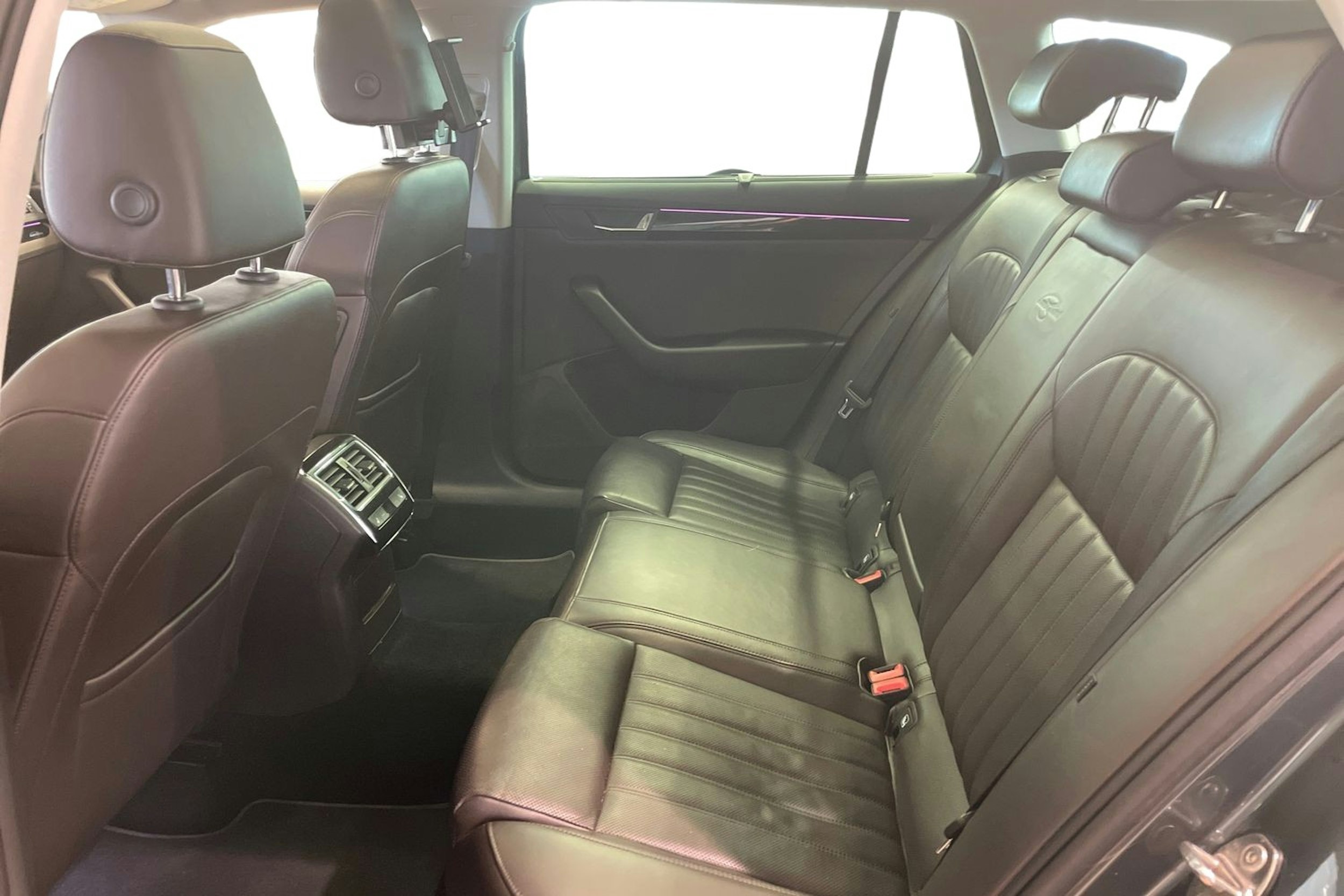 harmaa Skoda Superb 2016 kuva 10.