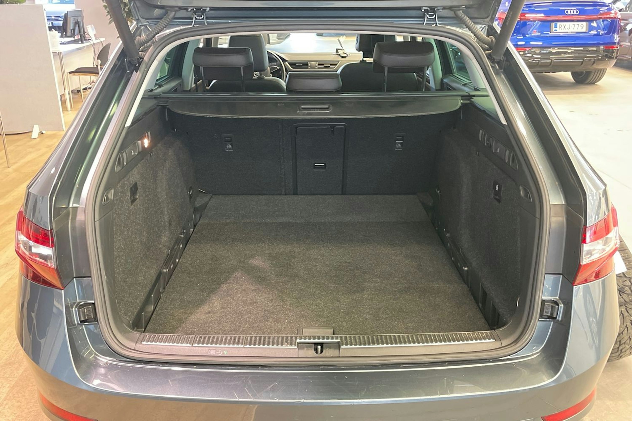 harmaa Skoda Superb 2016 kuva 14.