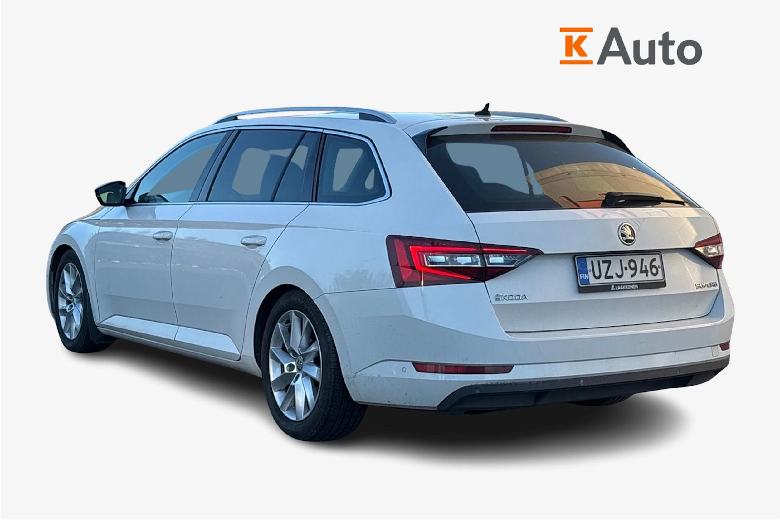 valkoinen Skoda Superb 2016 kuva 2.