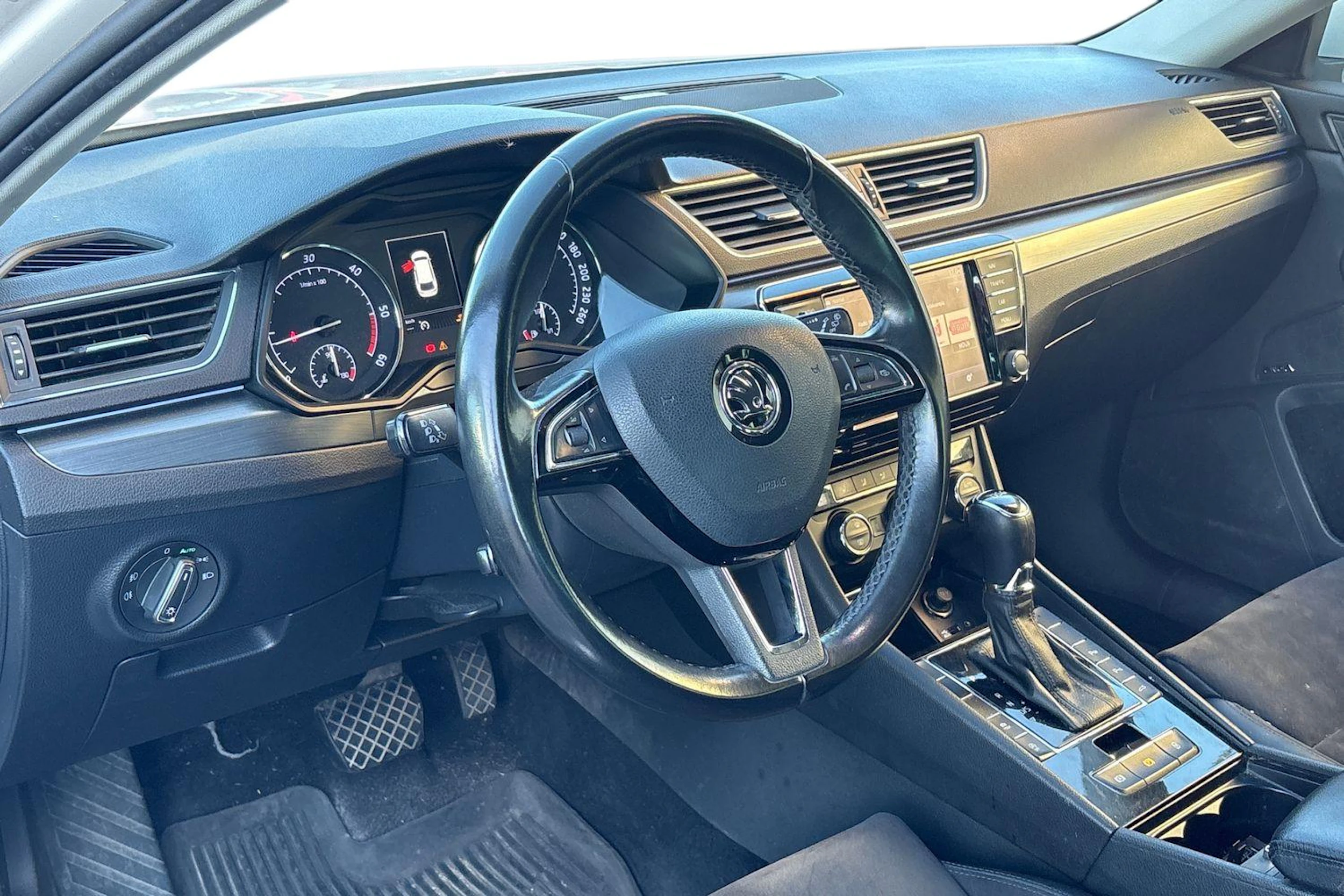 valkoinen Skoda Superb 2016 kuva 3.