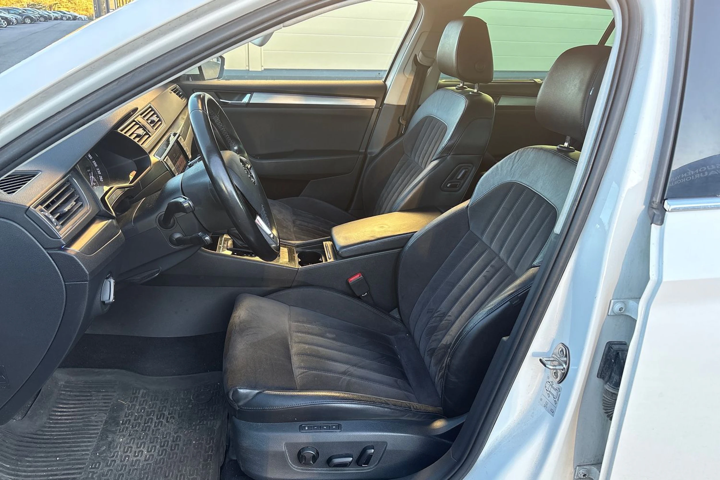 valkoinen Skoda Superb 2016 kuva 4.