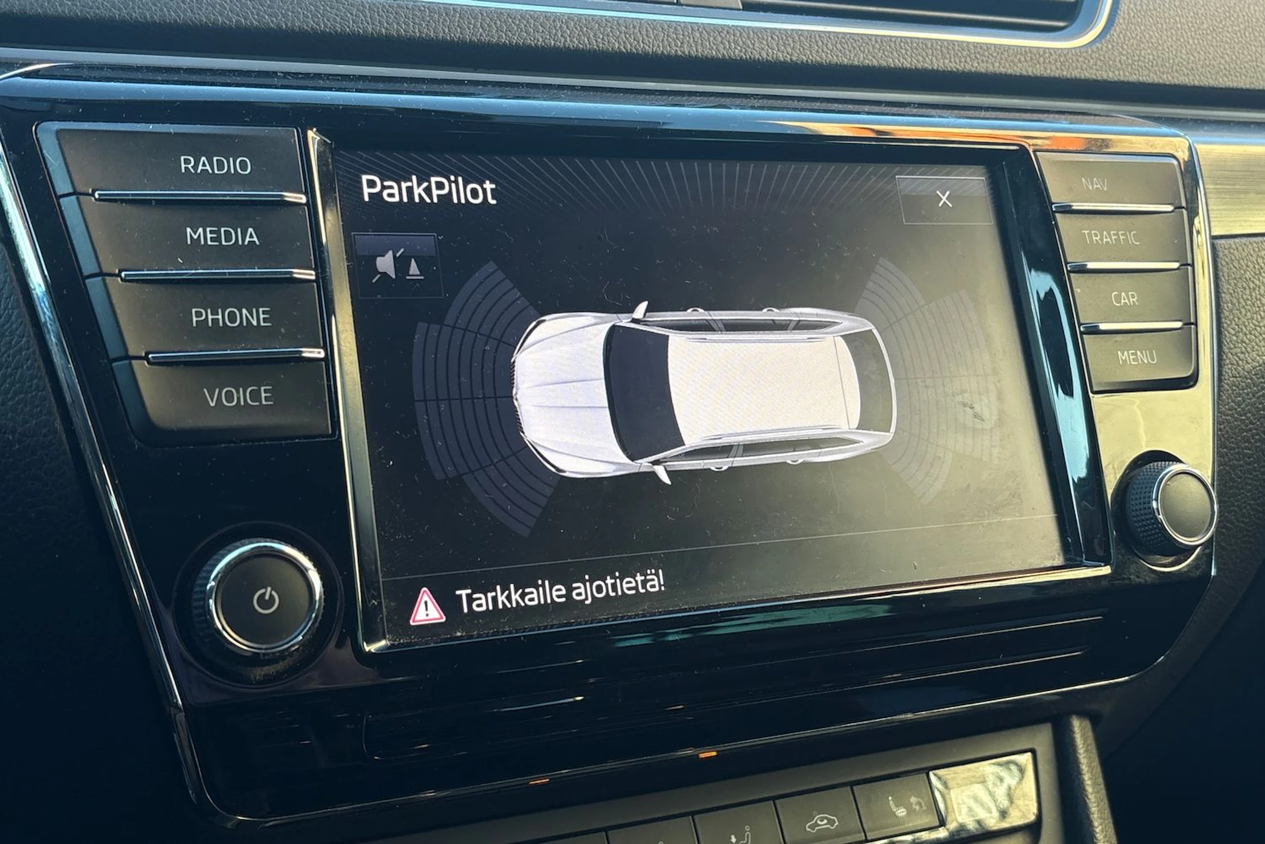 valkoinen Skoda Superb 2016 kuva 6.