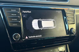 valkoinen Skoda Superb 2016 kuva 6.