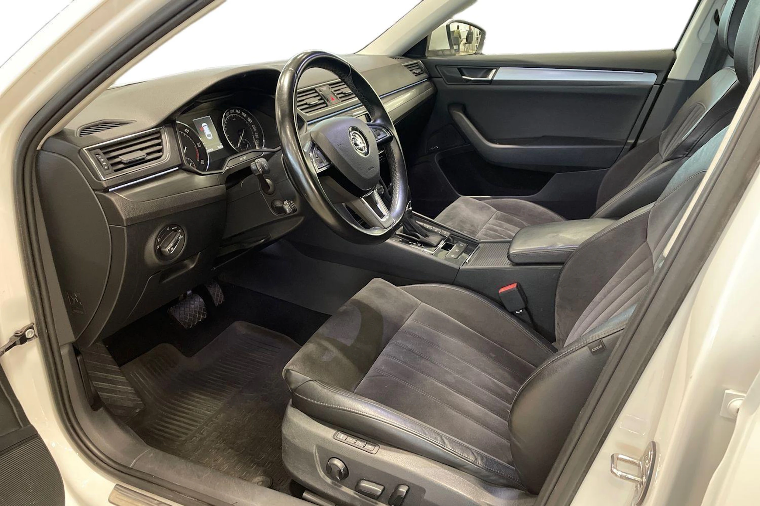 valkoinen Skoda Superb 2017 kuva 7.