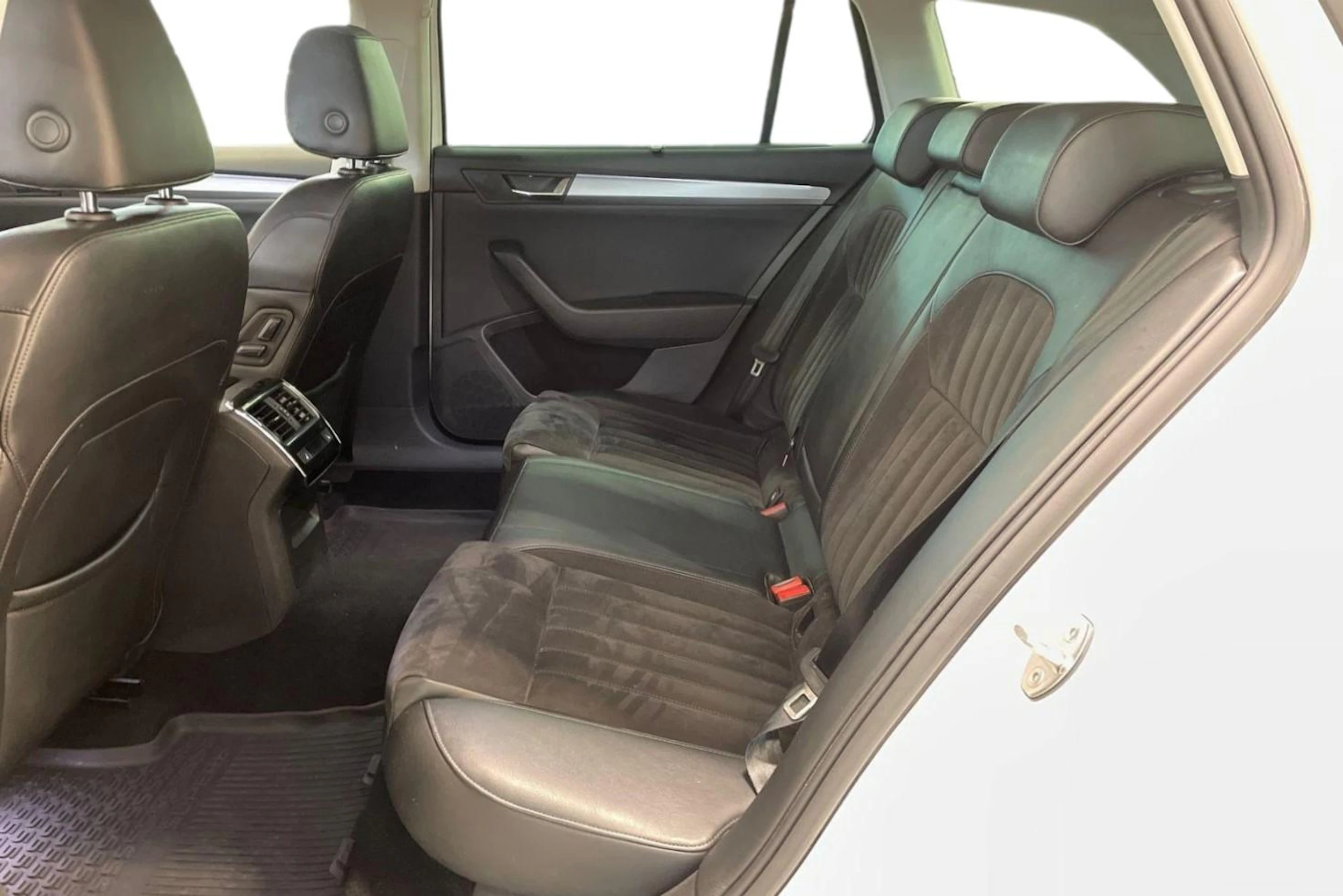 valkoinen Skoda Superb 2017 kuva 8.