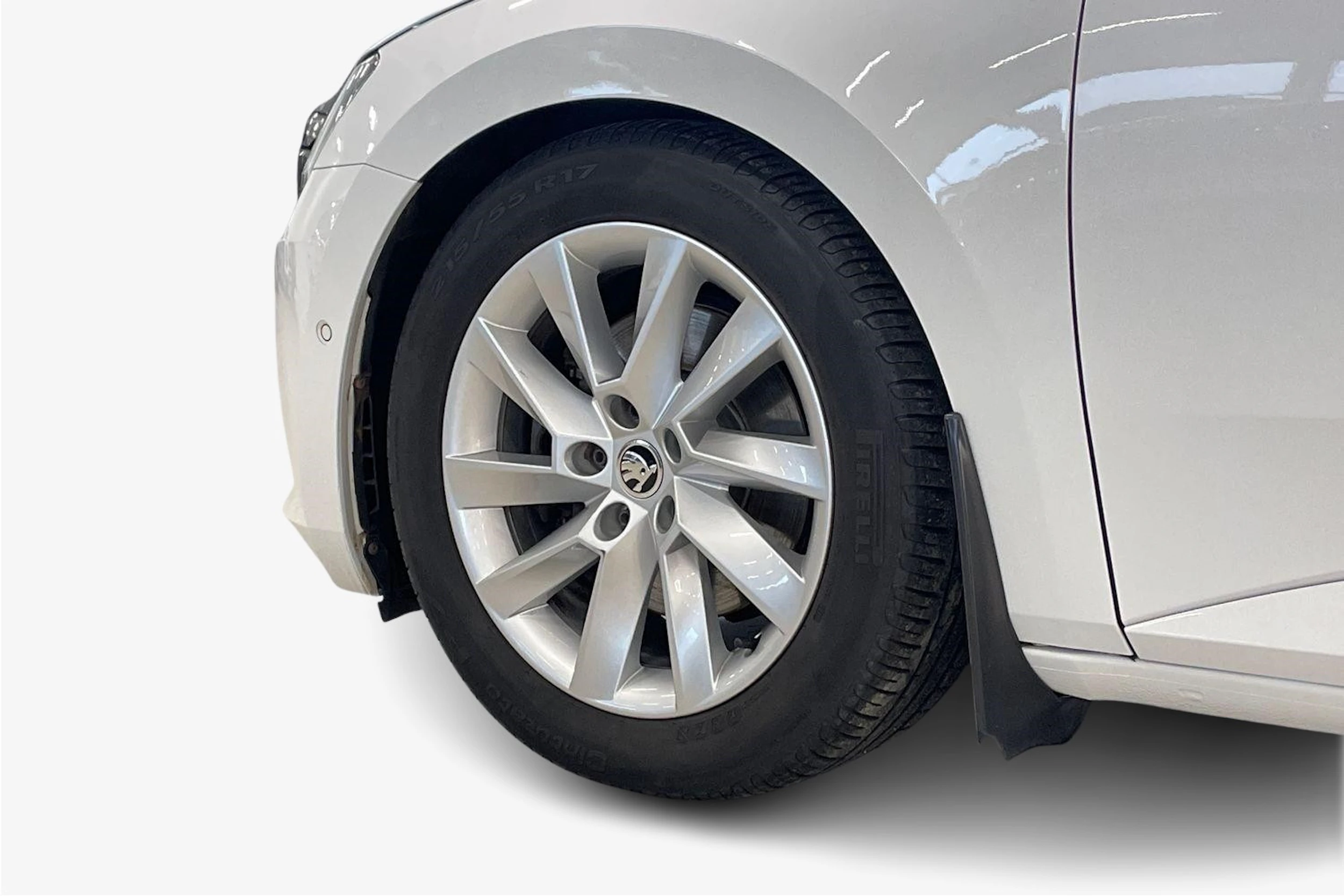 valkoinen Skoda Superb 2017 kuva 9.