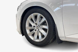 valkoinen Skoda Superb 2017 kuva 9.