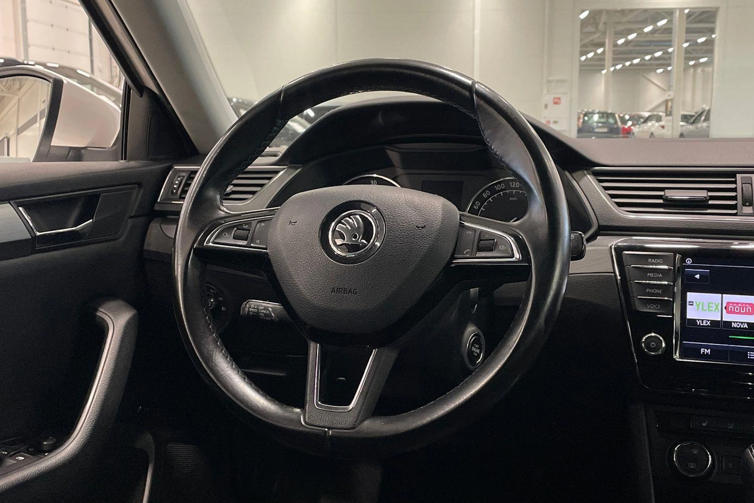 valkoinen Skoda Superb 2017 kuva 12.