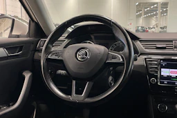 valkoinen Skoda Superb 2017 kuva 12.