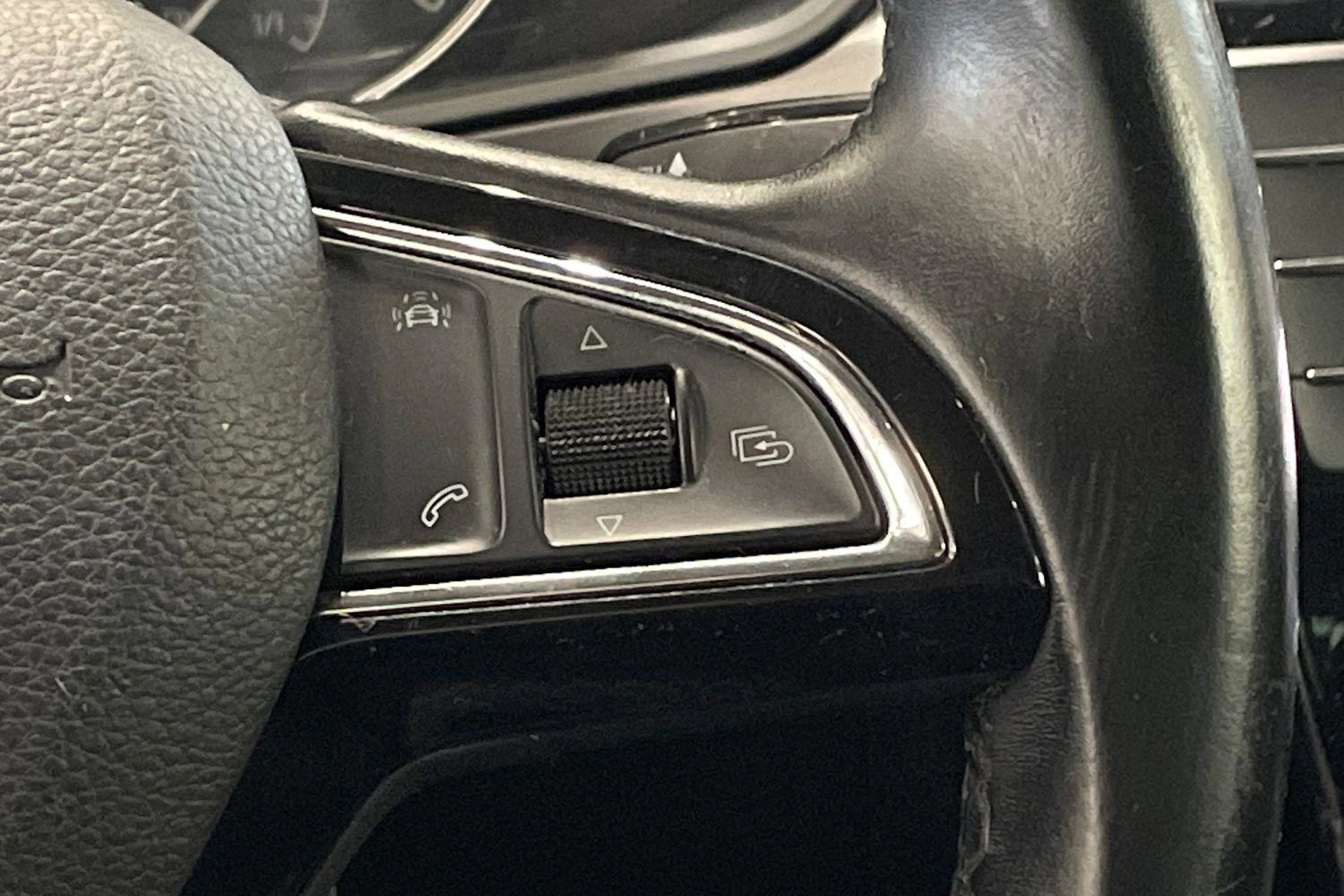 valkoinen Skoda Superb 2017 kuva 13.