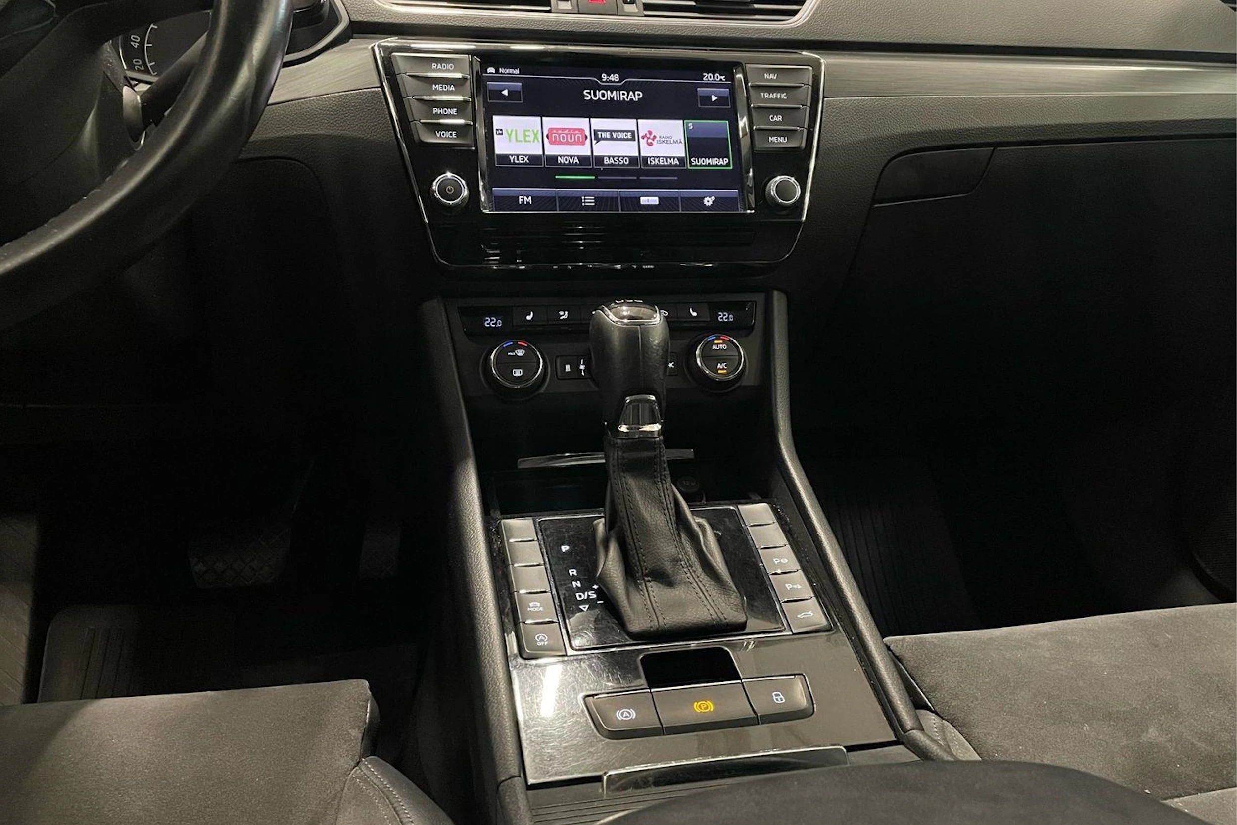 valkoinen Skoda Superb 2017 kuva 16.