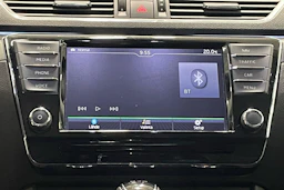 valkoinen Skoda Superb 2017 kuva 17.