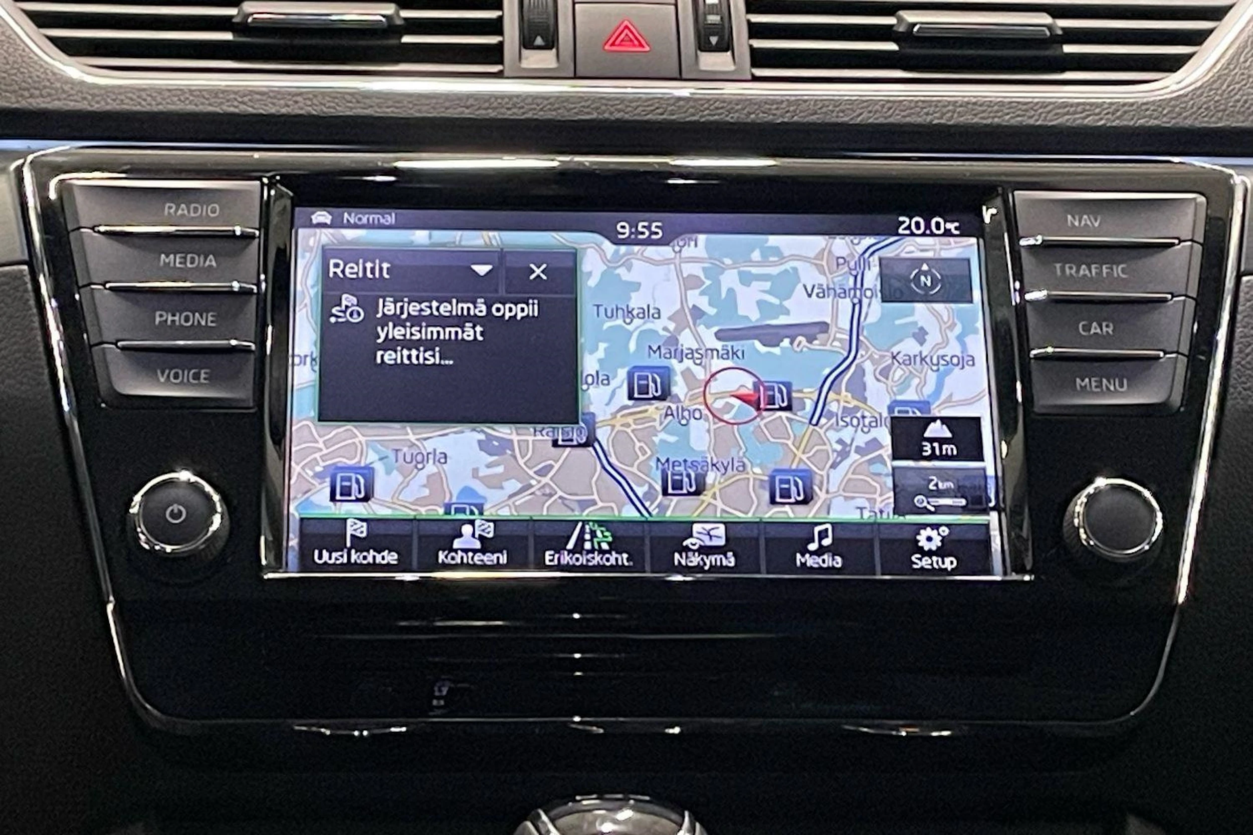 valkoinen Skoda Superb 2017 kuva 18.