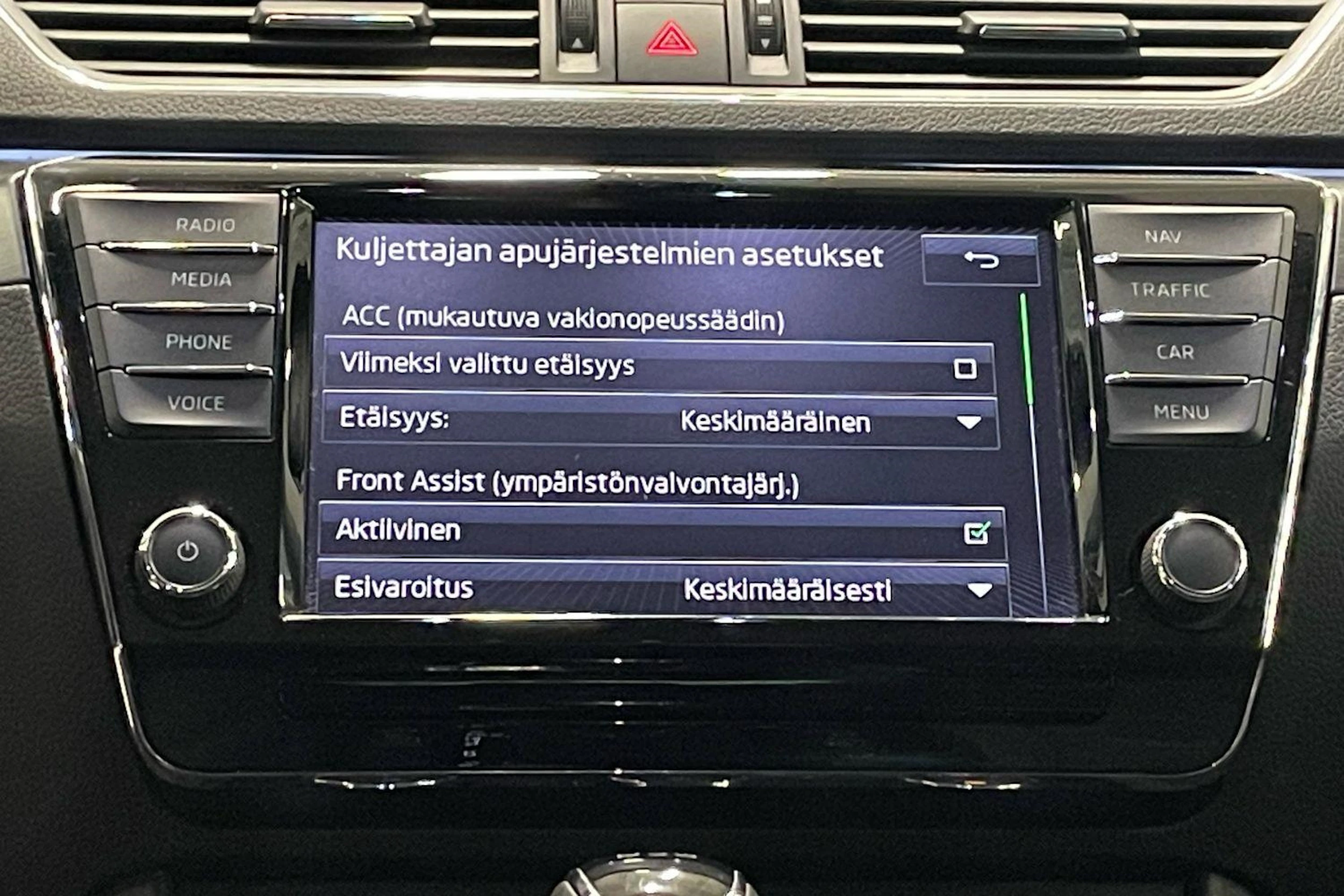 valkoinen Skoda Superb 2017 kuva 19.