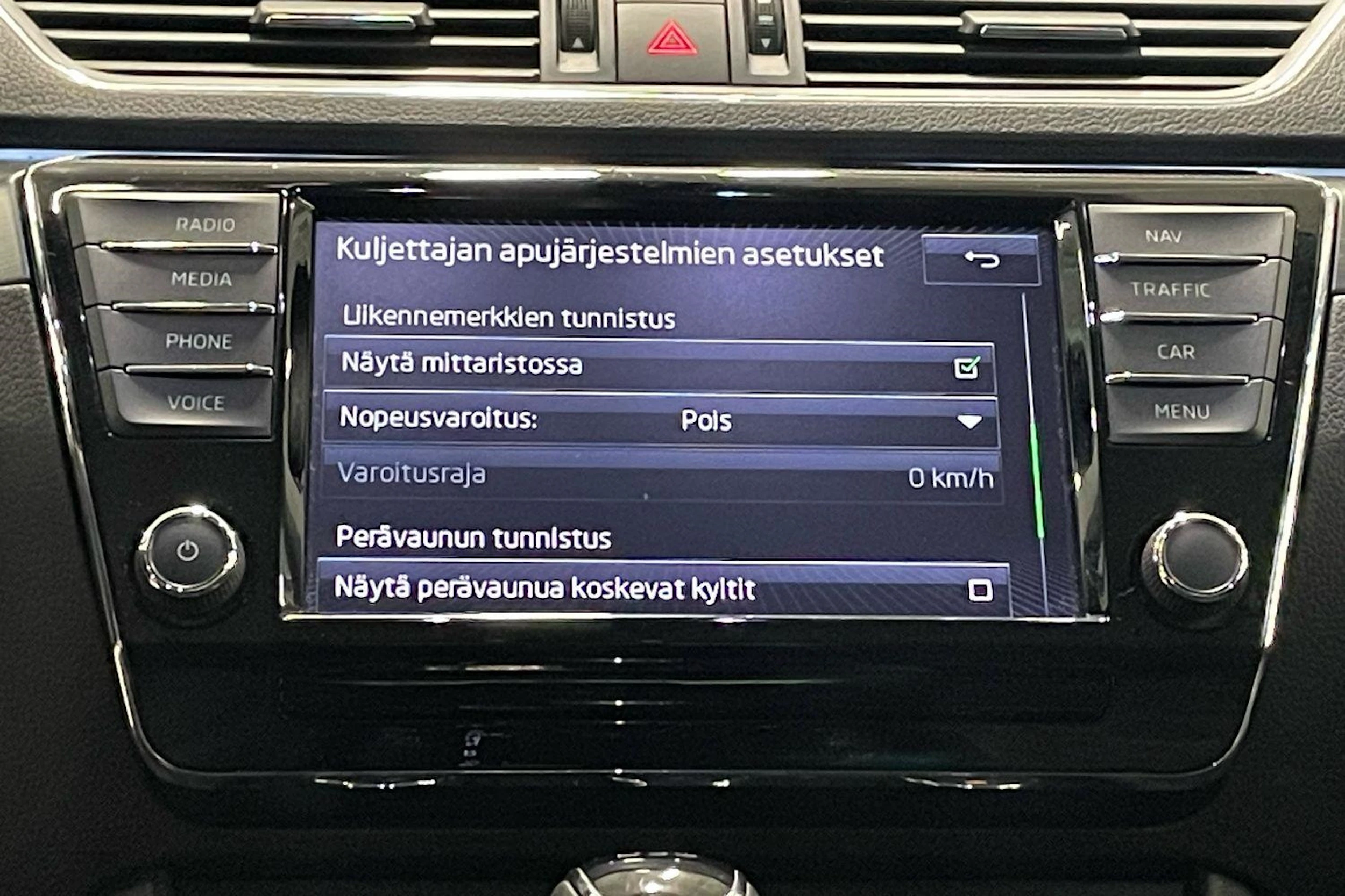 valkoinen Skoda Superb 2017 kuva 20.